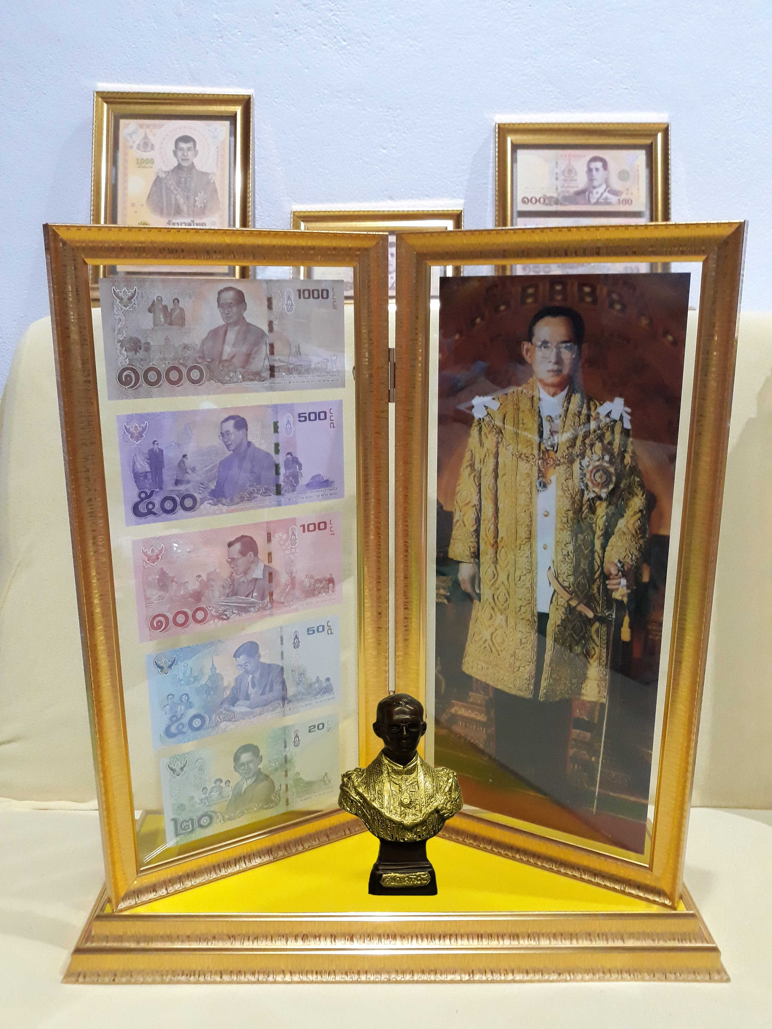 กรอบรูปธนบัตรบานพับฐานตั้ง(กรอบเปล่า) พร้อมรูปหล่อเรซิ่น ในหลวงรัชกาลที่ 9 ลงสีอะคริลิค