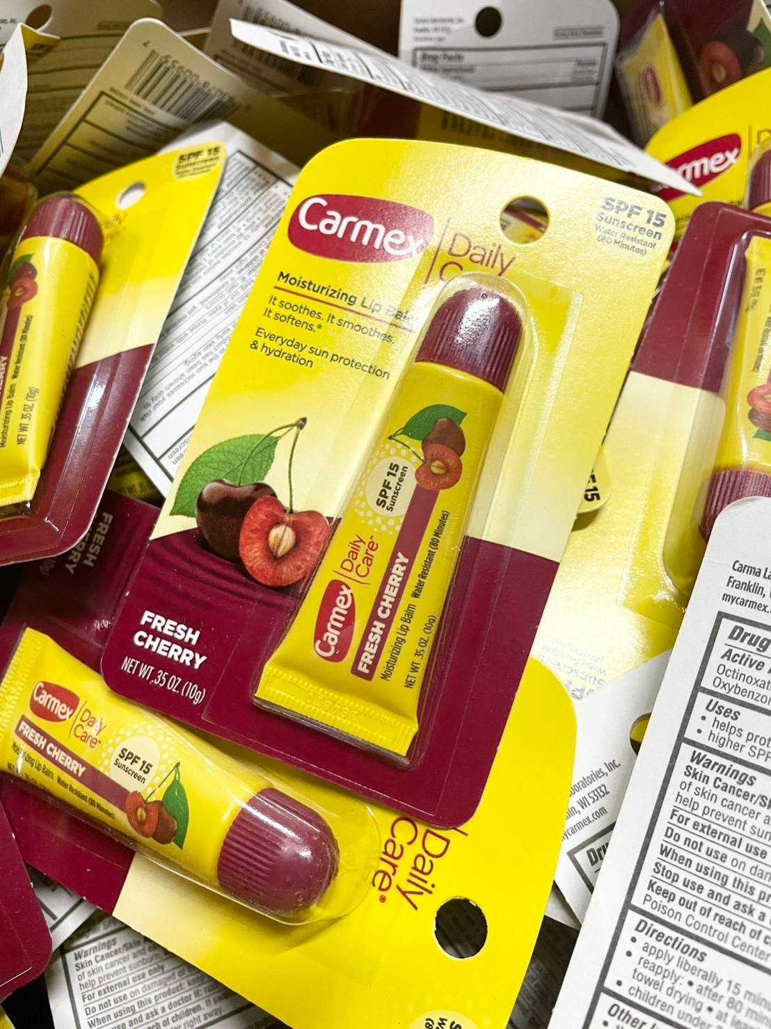 ลิปบาล์ม Carmex Moisturizing Lip Balm SPF15 #Strawberry 10g.