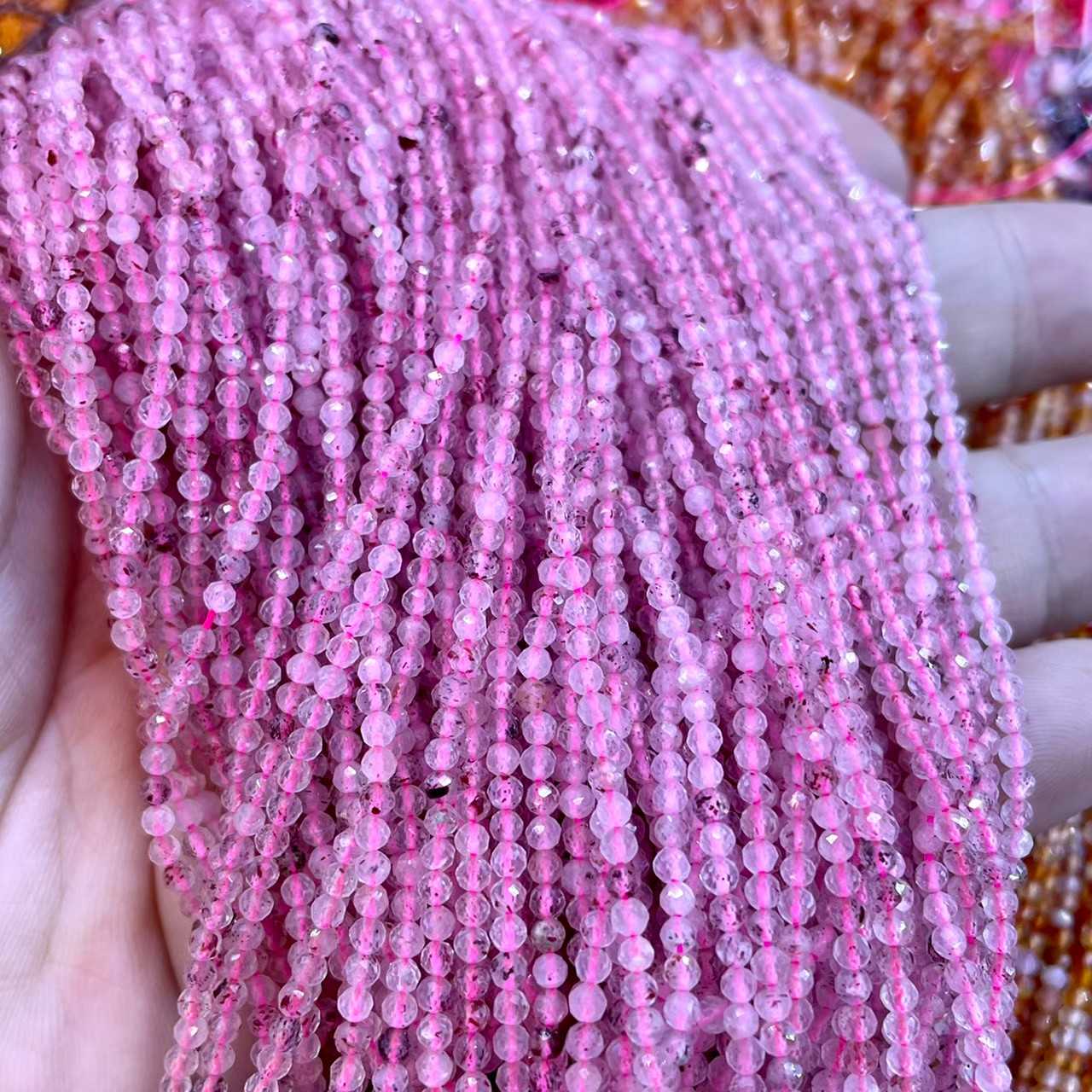 สตรอเบอรี่ควอตส์ (Strawberry Quartz) 2 mm เจียเหลี่ยม เส้นยาว