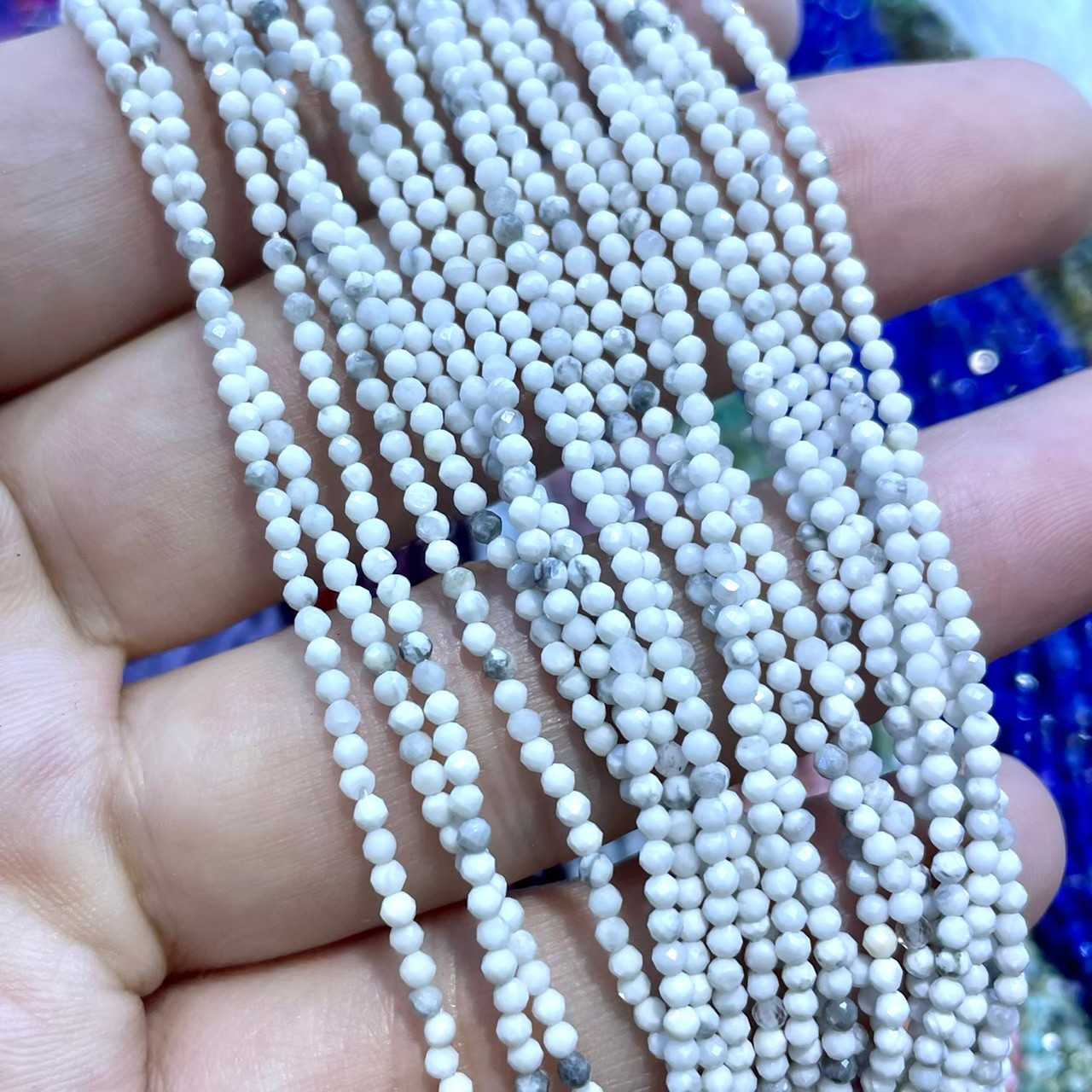 ฮาวไลท์ (Howlite) 2 mm เจียเหลี่ยม เส้นยาว