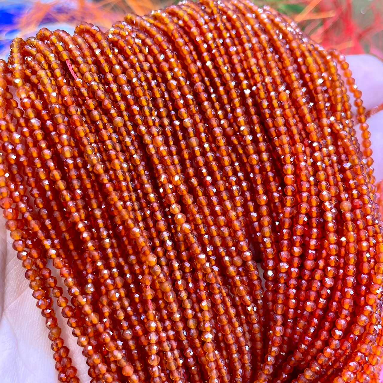 คาเนเลี่ยน (Carnelian) 2 mm เจียเหลี่ยม เส้นยาว
