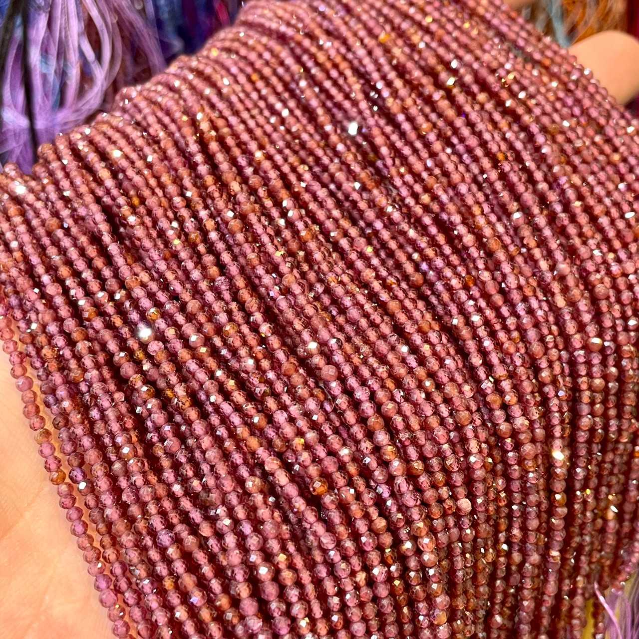 โกเมน สีแดงอมเหลือง (Brend colors Red+Yellow Garnet) 2 mm เจียเหลี่ยม เส้นยาว