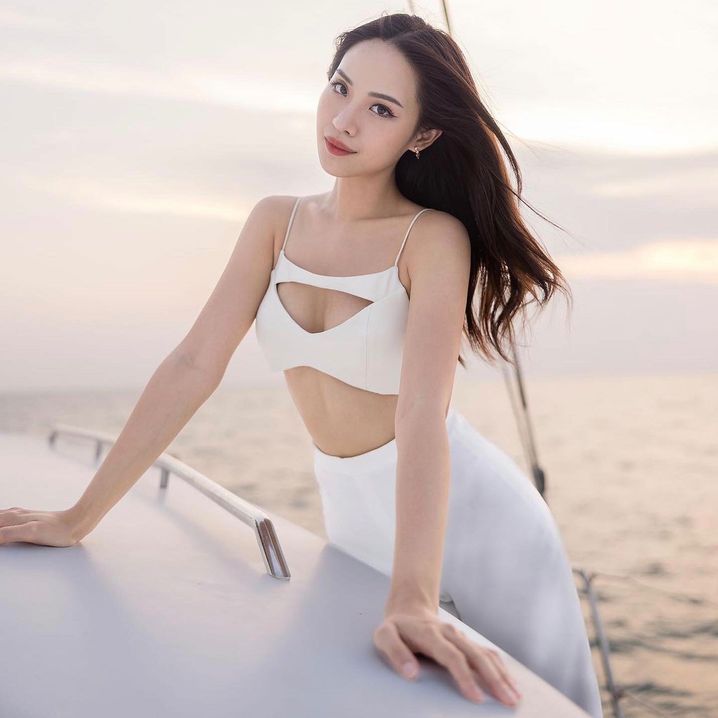 IVY Crop Top สี Pearl พร้อมส่ง