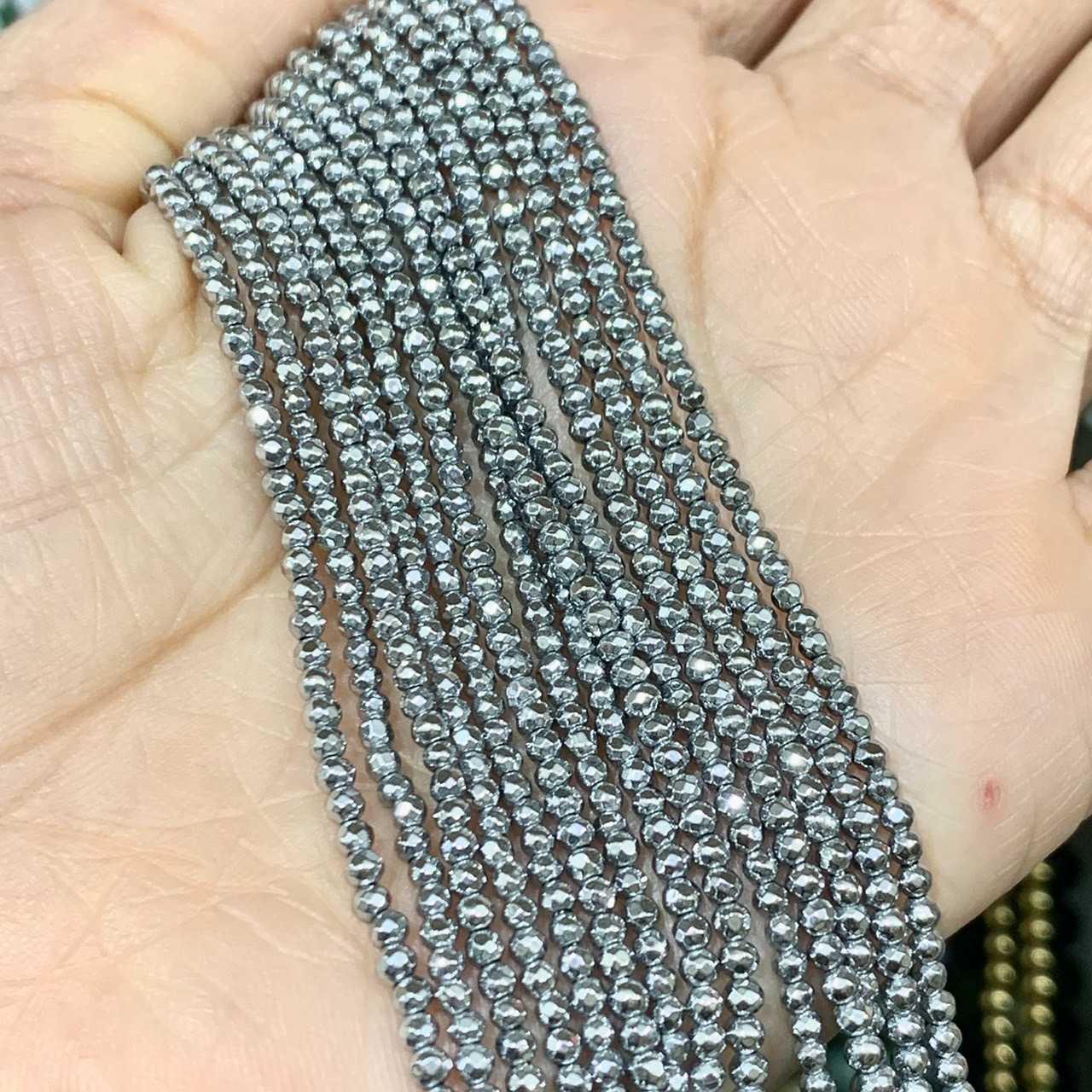 เฮมาไทด์ สีแพลตินั่ม (Hematite) 2 mm เจียเหลี่ยม เส้นยาว