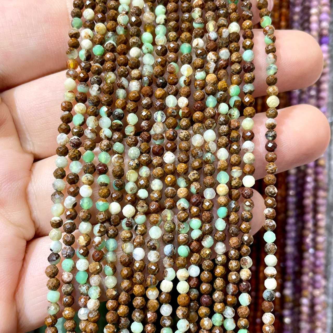 คริสโซเพลส หินแห่งความผ่อนคลาย (Chrysoprase) 2 mm เจียเหลี่ยม เส้นยาว