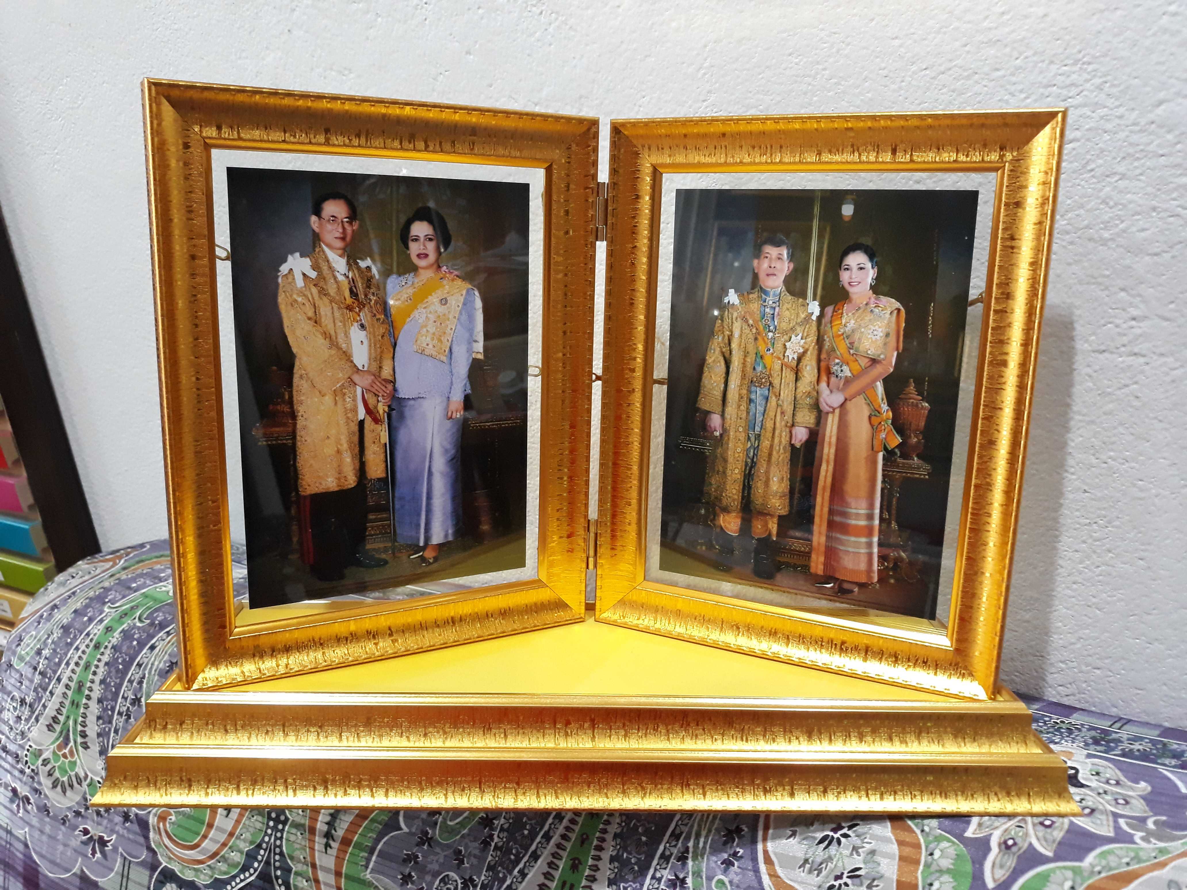 กรอบรูปบานพับในหลวง ฟรีภาพถ่ายภาพ 5 x 7 นิ้ว ปูผ้าสักหลาดสีเหลือง