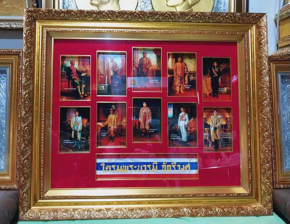 กรอบรูป 10 รัชกาล ปูผ้ากำมะหยี่กรอบสามชั้นงานเจาะช่องกระจกใส