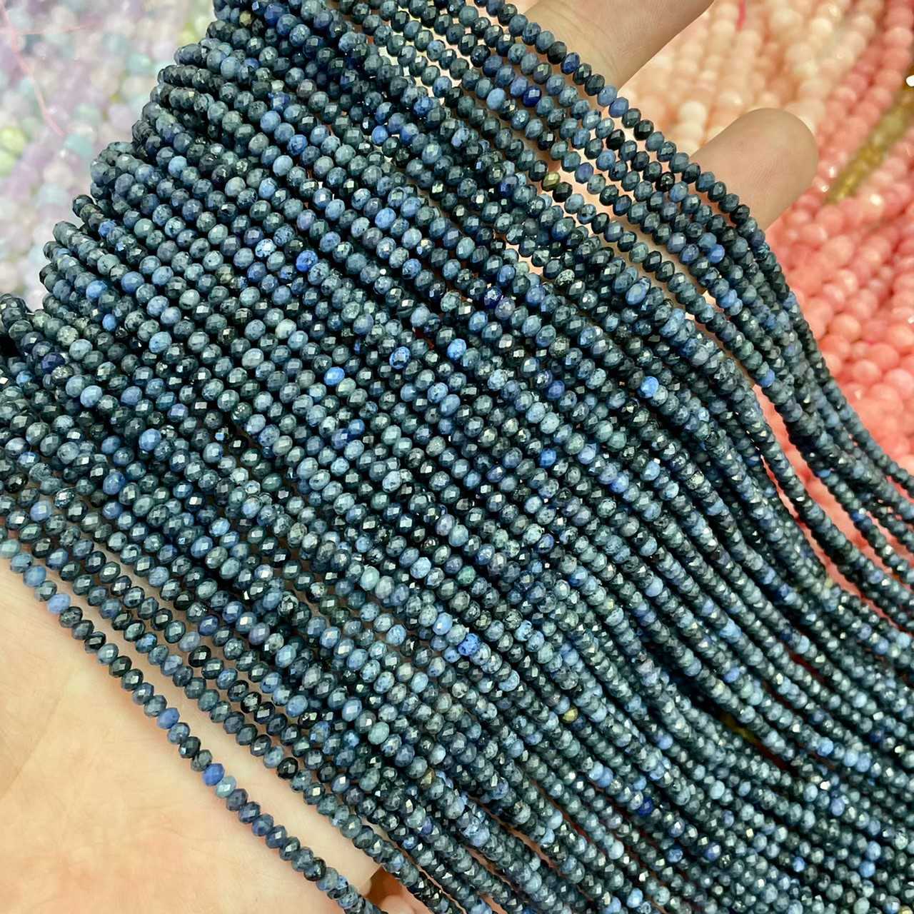 โซดาไลท์สีเข้ม (Sodalite) ทรงล้อรถ เจียเหลี่ยม 3x2 mm เส้นยาว