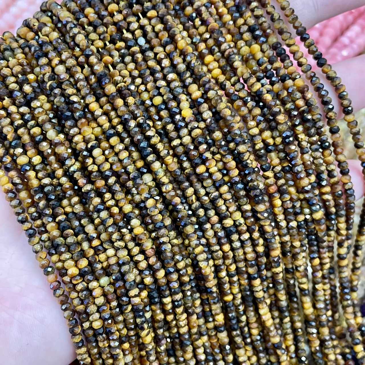 ตาเสือเหลือง (Yellow Tiger's Eye) 3x2 mm ทรงล้อรถ เจียเหลี่ยม เส้นยาว