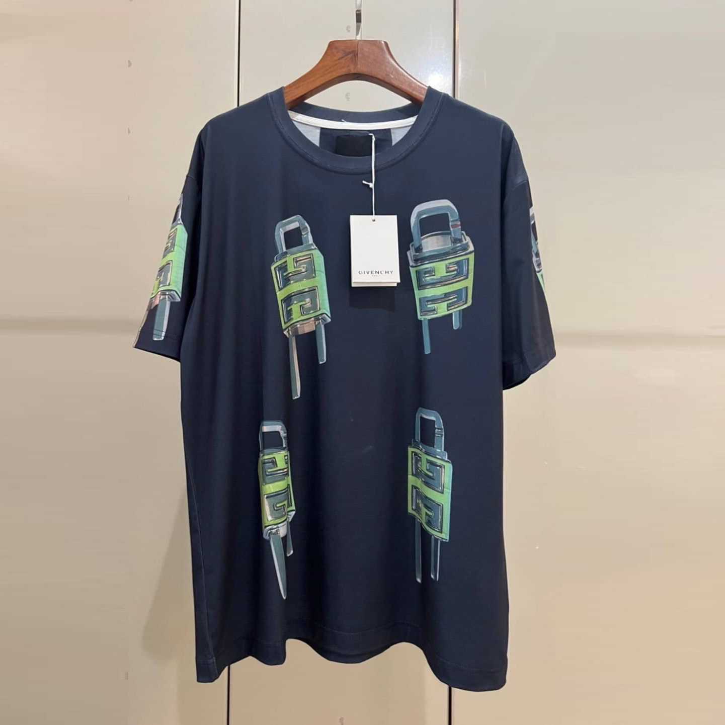 GIVENCHY 4G PADLOCK PRINT -SHIRT เสื้อยืดคอกลมแขนสั้น แบรนด์จิวองชี่ สกรีนตัวแม่กุญแจล็อค
