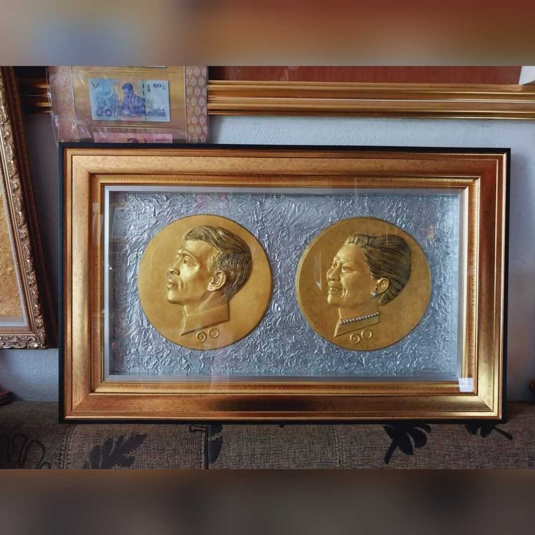 กรอบรูป 3 ชั้น พร้อมเหรียญหล่อ ในหลวงรัชกาลที่ 10 พระสมเด็จพระบรมราชินีสุทิดา