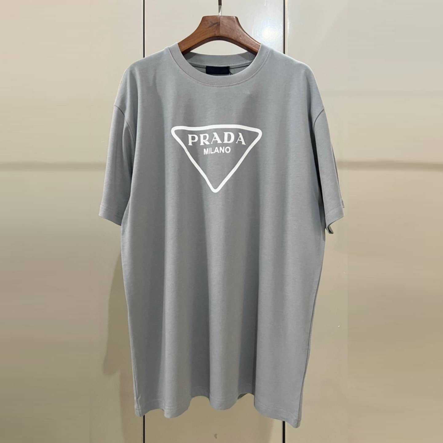 PRADA TRIANGLE PRINTED COTTON T-SHIRT GREY เสื้อยืดคอกลมแขนสั้น แบรนด์ปราด้า สกรีนตัวหนังสือโลโก้