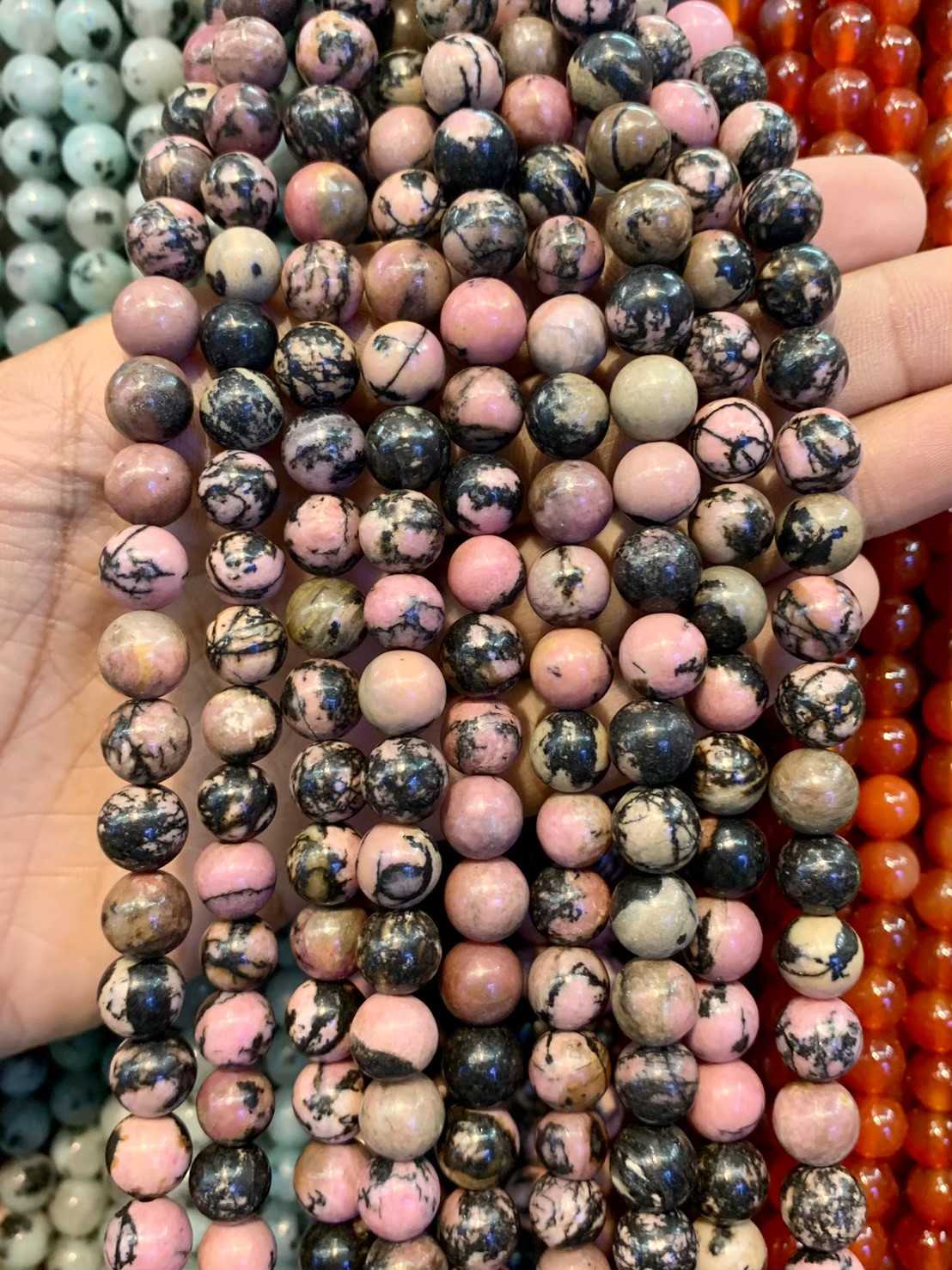 โรโดไนท์ ลายดำ (Black Rhodonite) ทรงกลม เส้นยาว
