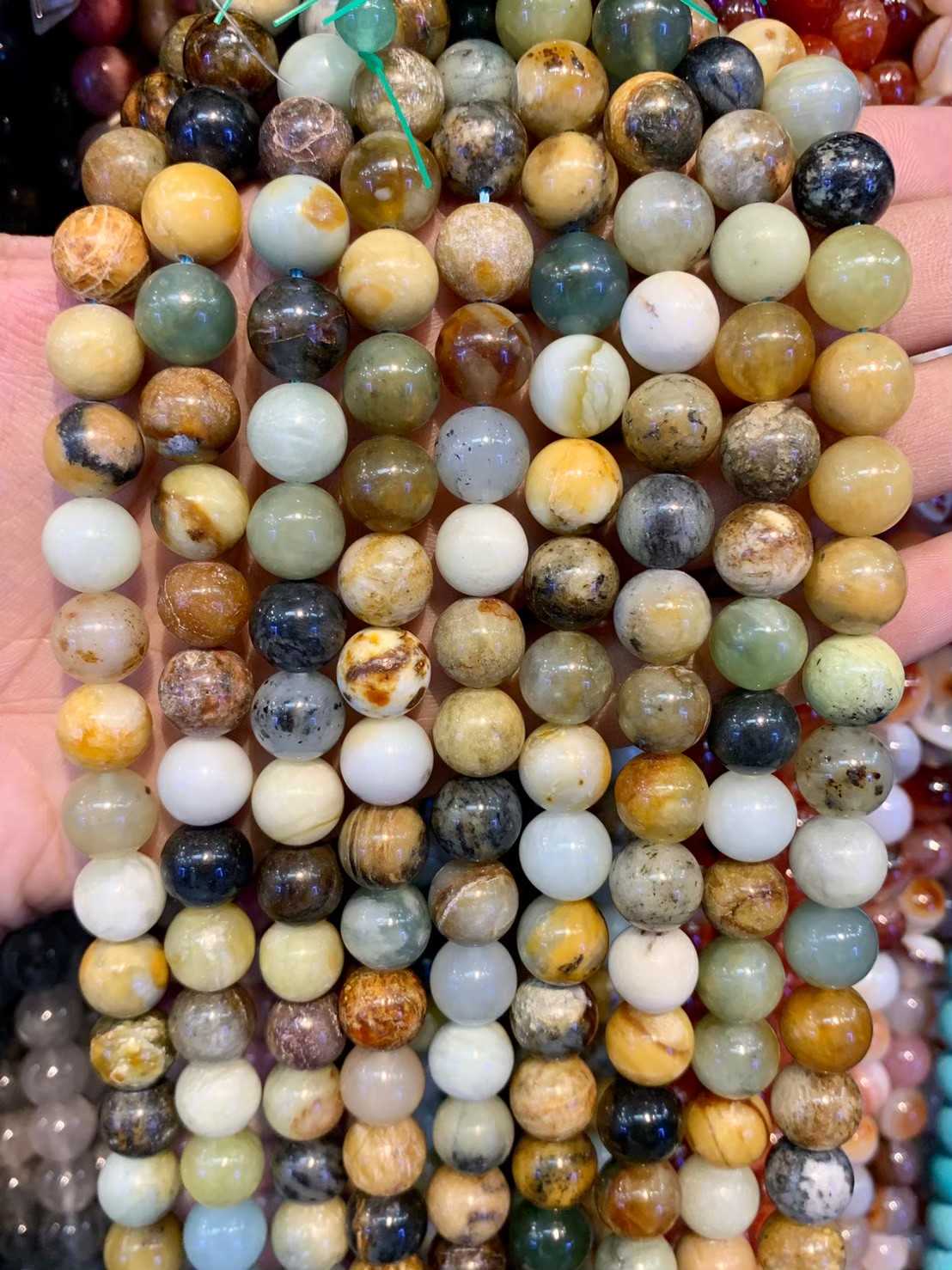 หยกดอกไม้ (Flower Jade) ทรงกลม เส้นยาว