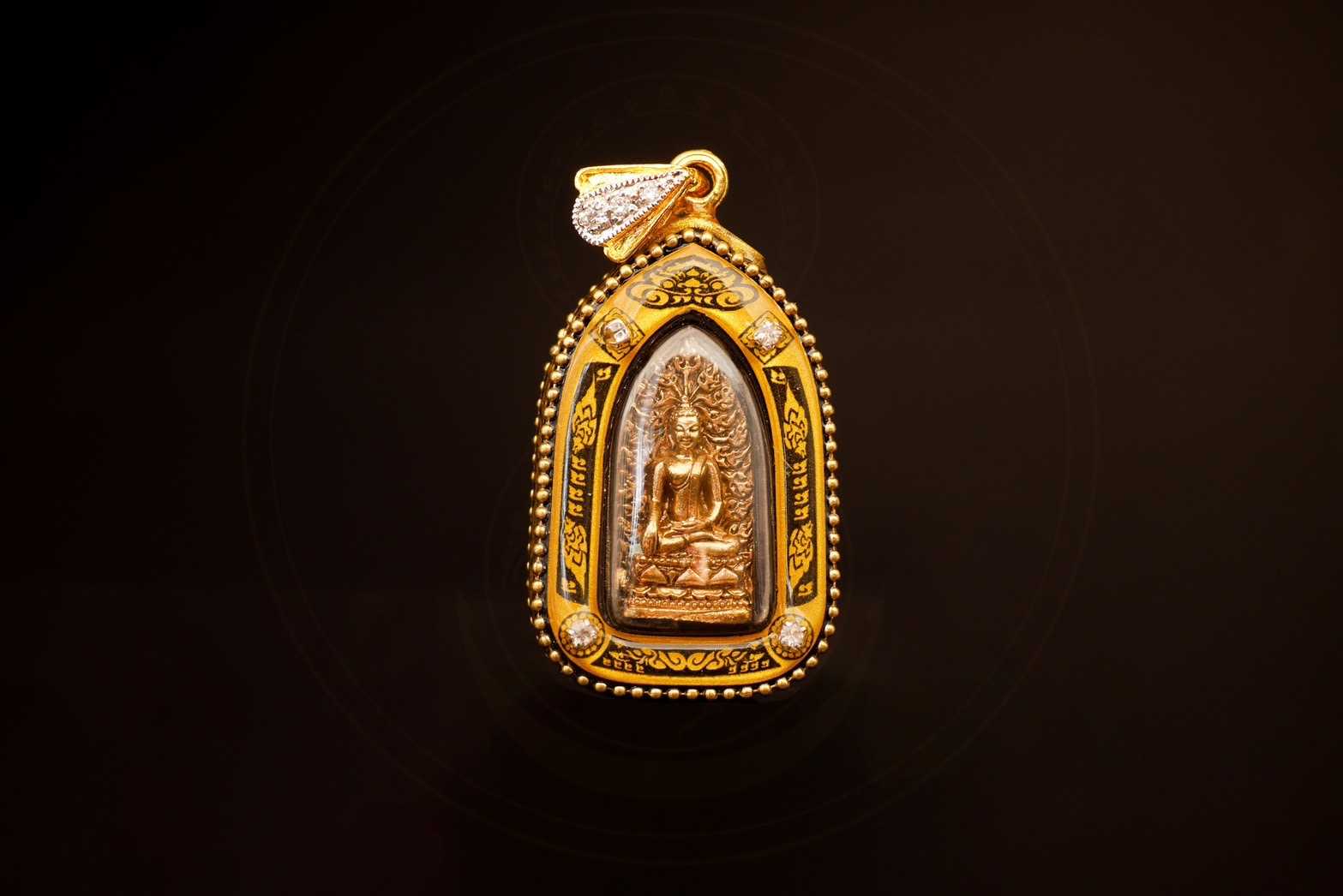 พระรอดหลวงหริภุญชัย เนื้อทองจังโก๋ ผสมทองคำปลียอดฉัตรพระธาตุ (เลี่ยมกรอบ)