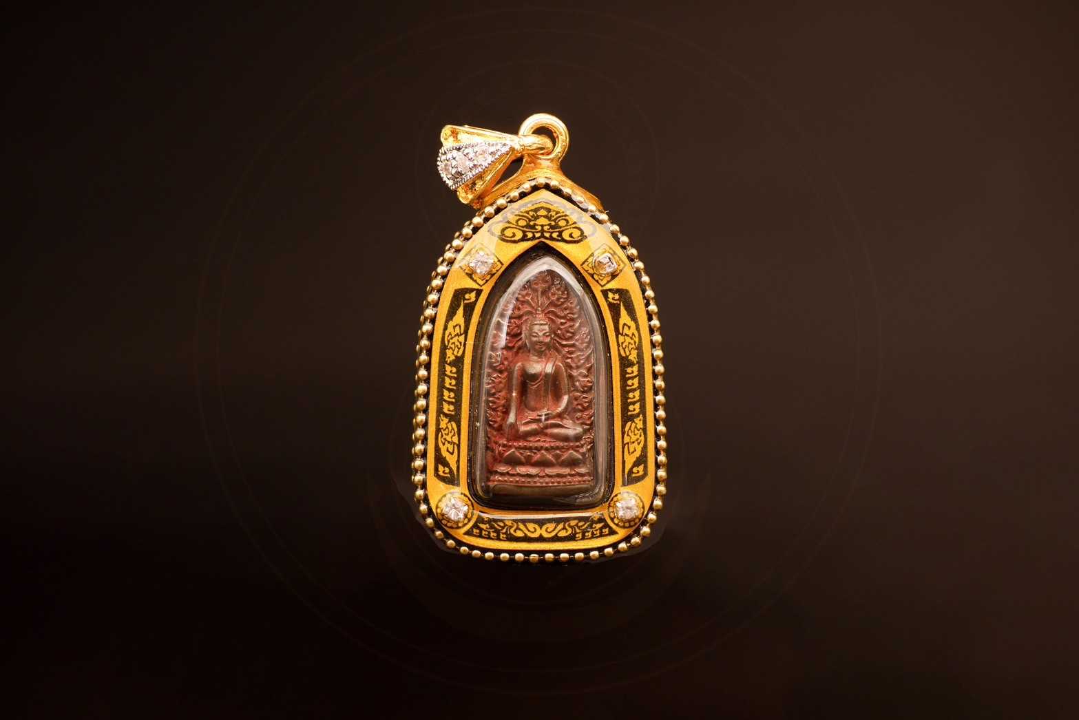 พระรอดหลวงหริภุญชัย เนื้อนวโลหะเต็มสูตร ผสมทองคำปลียอดฉัตรพระธาตุ (เลี่ยมกรอบ)