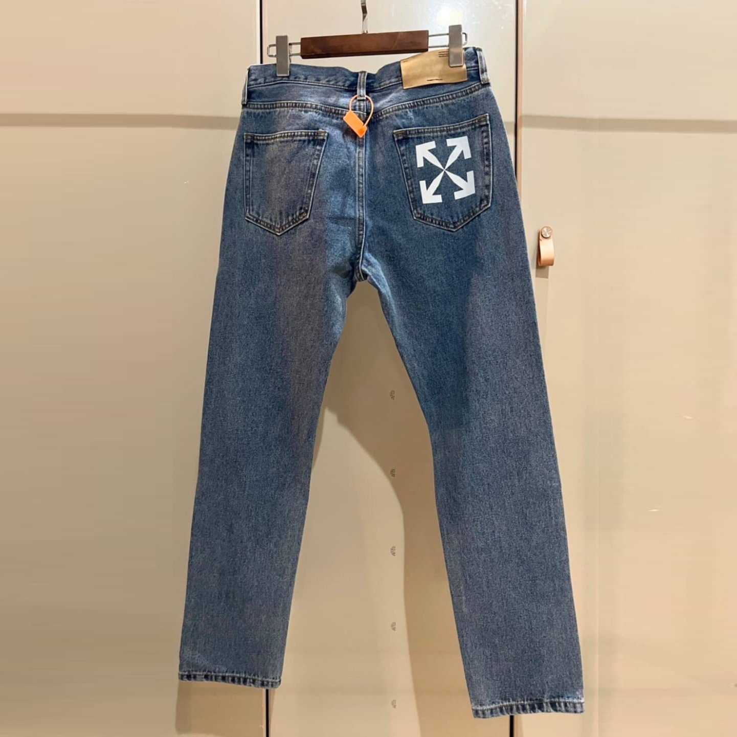 OFF-WHITE C/O VIRGIL ABLOH ARROWS-LOGO STRAIGHT LEG JEANS กางเกงยีนส์ขากระบอกเล็ก ออฟไวท์