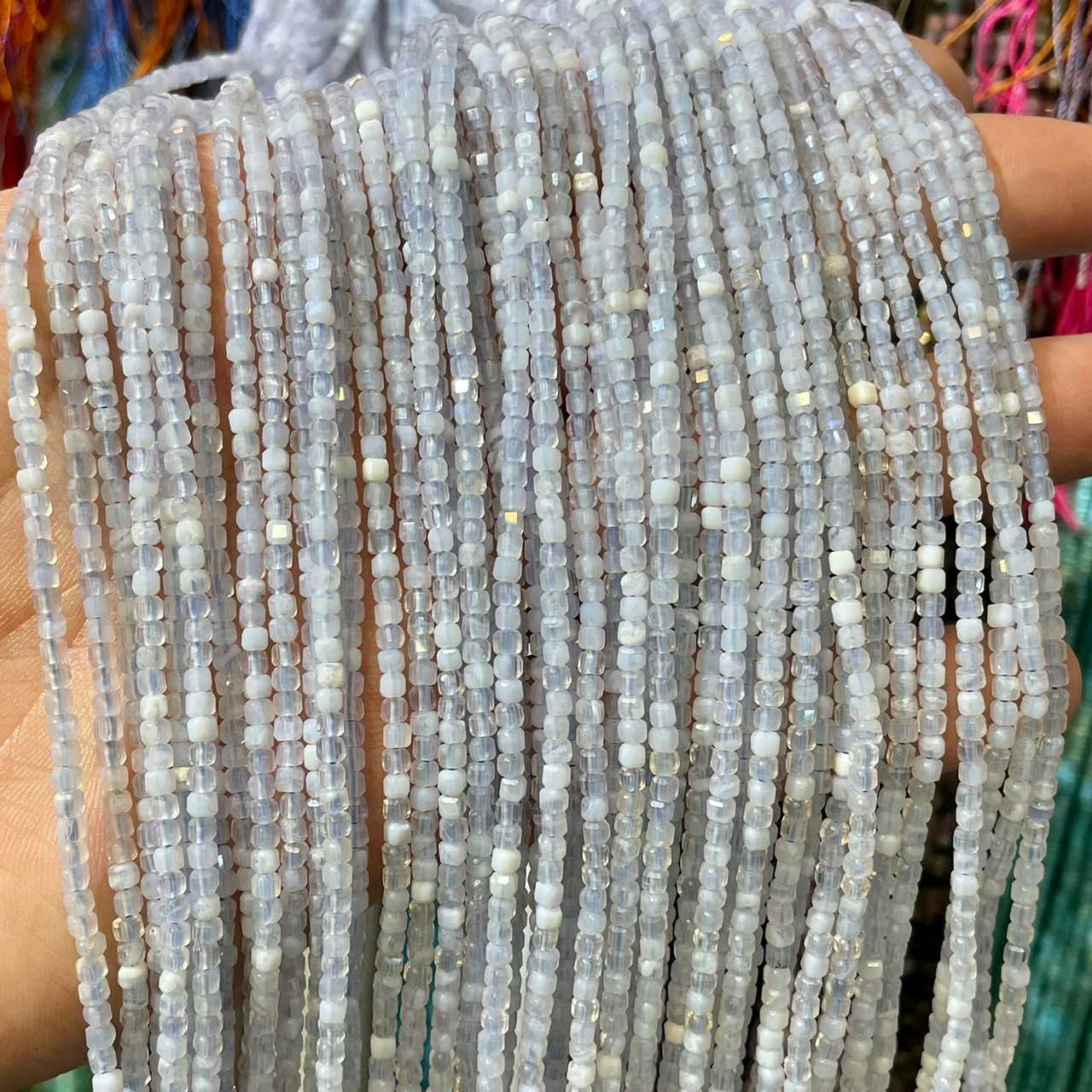 บลูเลสอาเกต (Blue Lace Agate) ทรงลูกบาศก์ 2x2 mm เส้นยาว