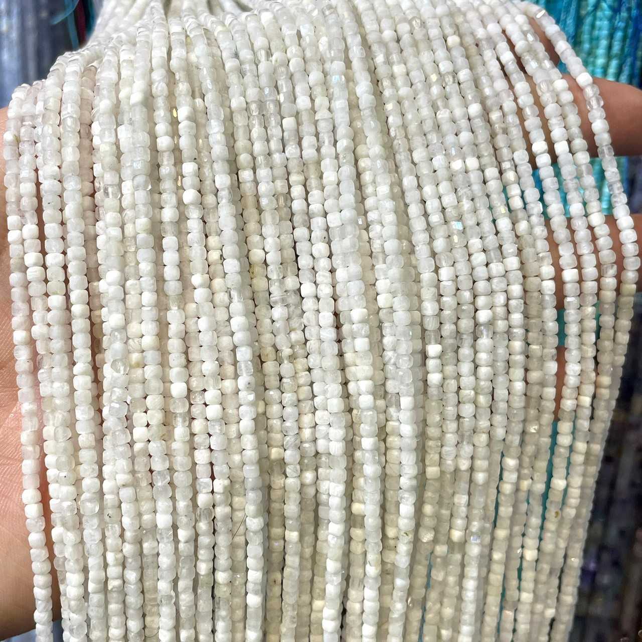 มูนสโตน (moonstone) ทรงลูกบาศก์ 2x2 mm เส้นยาว