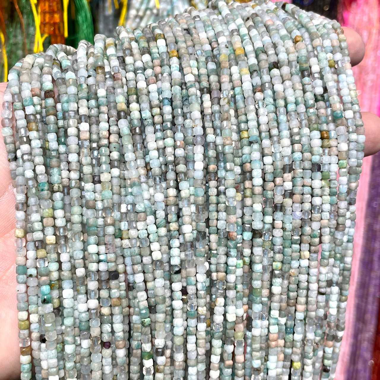 อมาโซไนท์ (Amazonite) ทรงลูกบาศก์ 2x2 mm เส้นยาว