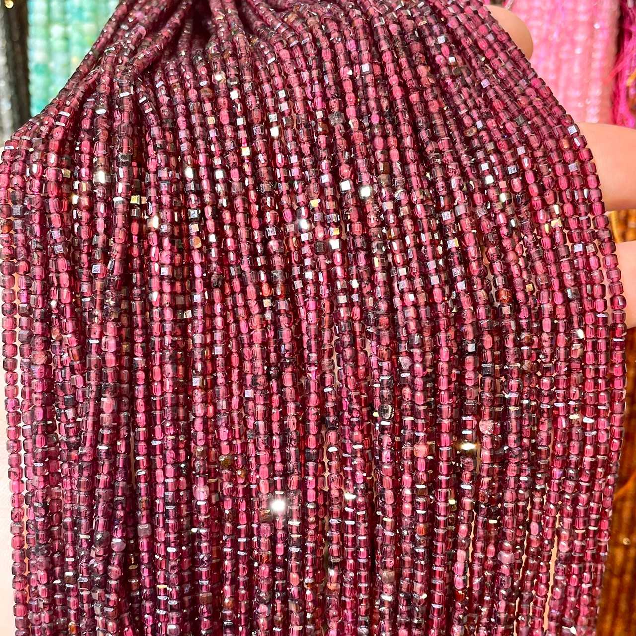 โกเมน (Garnet) ทรงลูกบาศก์ 2x2 mm เส้นยาว