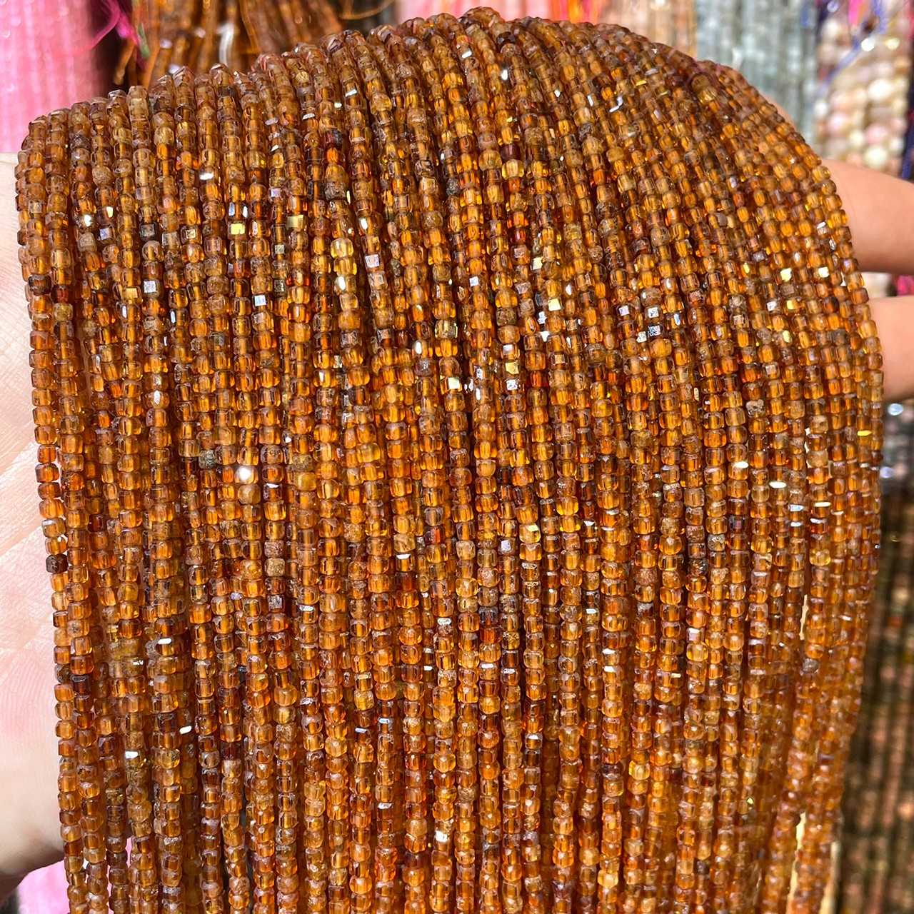 โกเมนเหลือง (Yellow Garnet) ทรงลูกบาศก์ 2x2 mm เส้นยาว