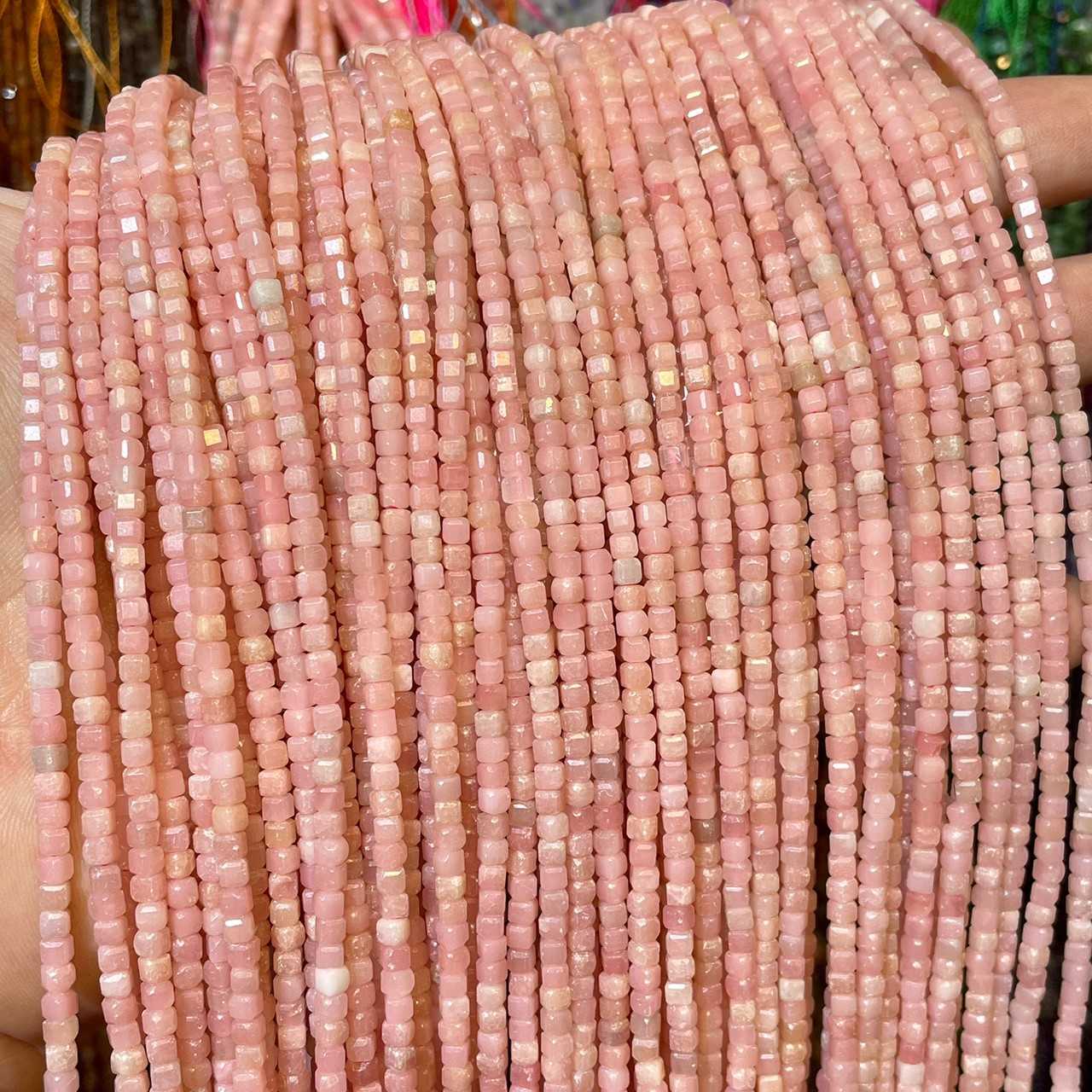 พิ้งค์โอปอล (Pink Opal) ทรงลูกบาศก์ 2x2 mm เส้นยาว
