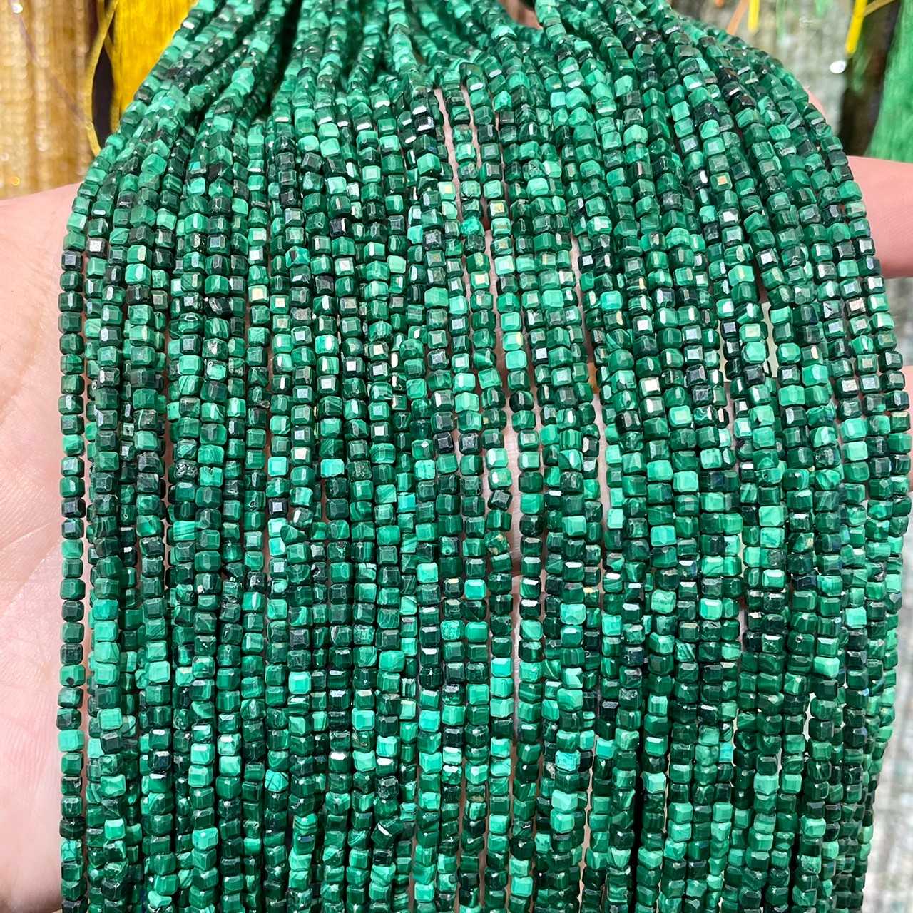 มาลาไคต์ (Malachite) ทรงลูกบาศก์ 2x2 mm เส้นยาว