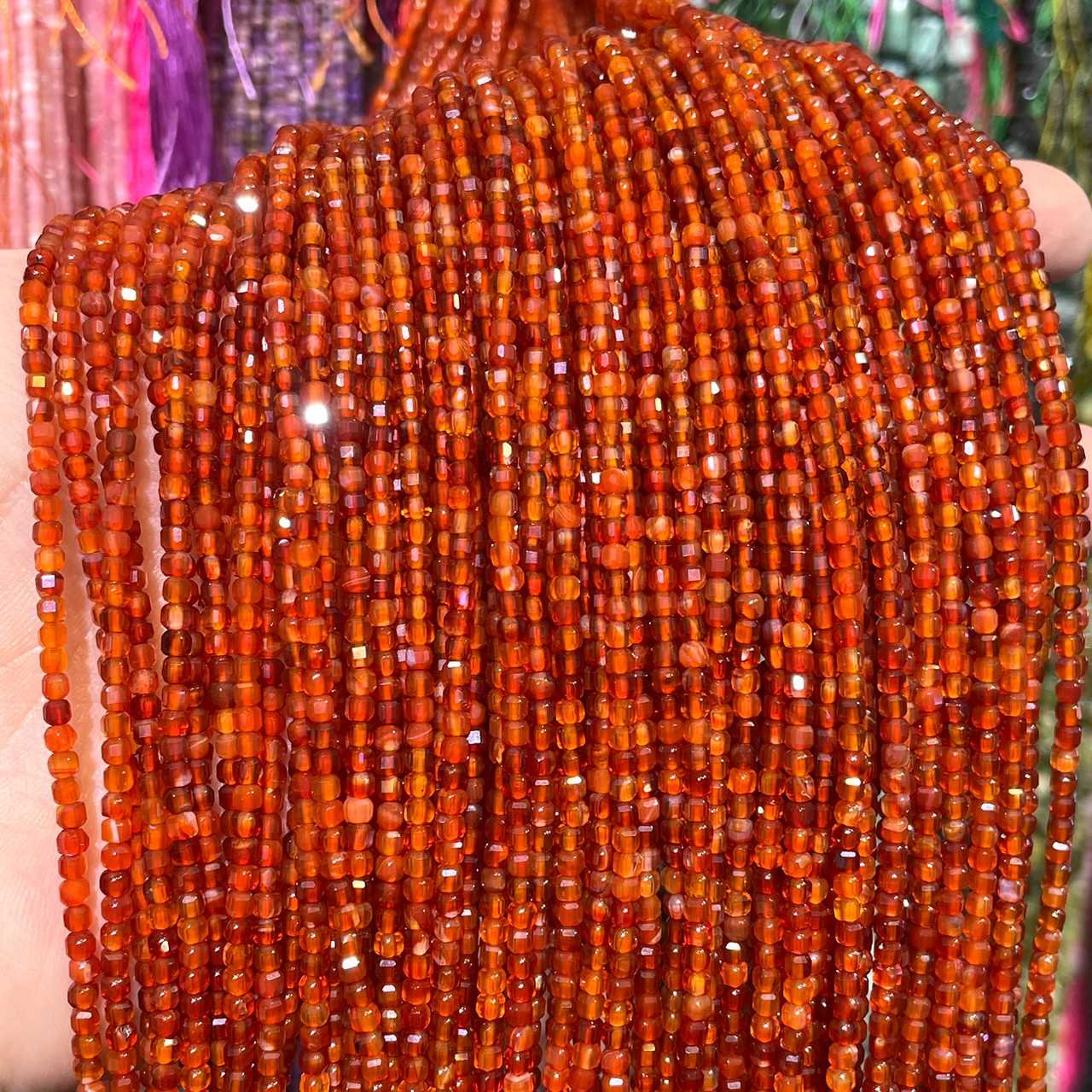 อาเกตส้ม (Orange Agate) ทรงลูกบาศก์ 2x2 mm เส้นยาว