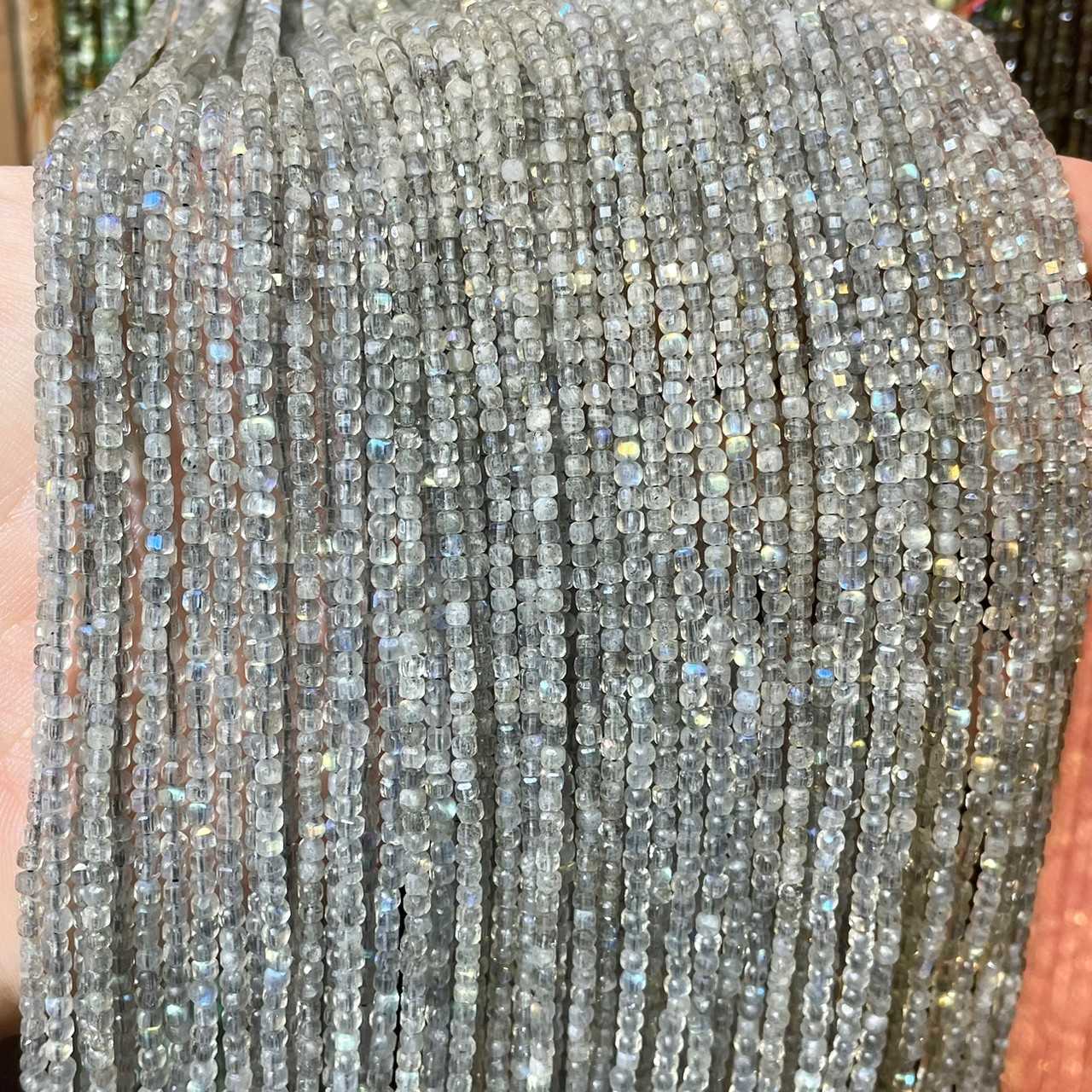 ลาบาโดไลท์ (Labradorite) ทรงลูกบาศก์ 2x2 mm เส้นยาว