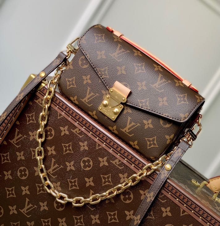 LOUIS VUITTON East West Metis monogram