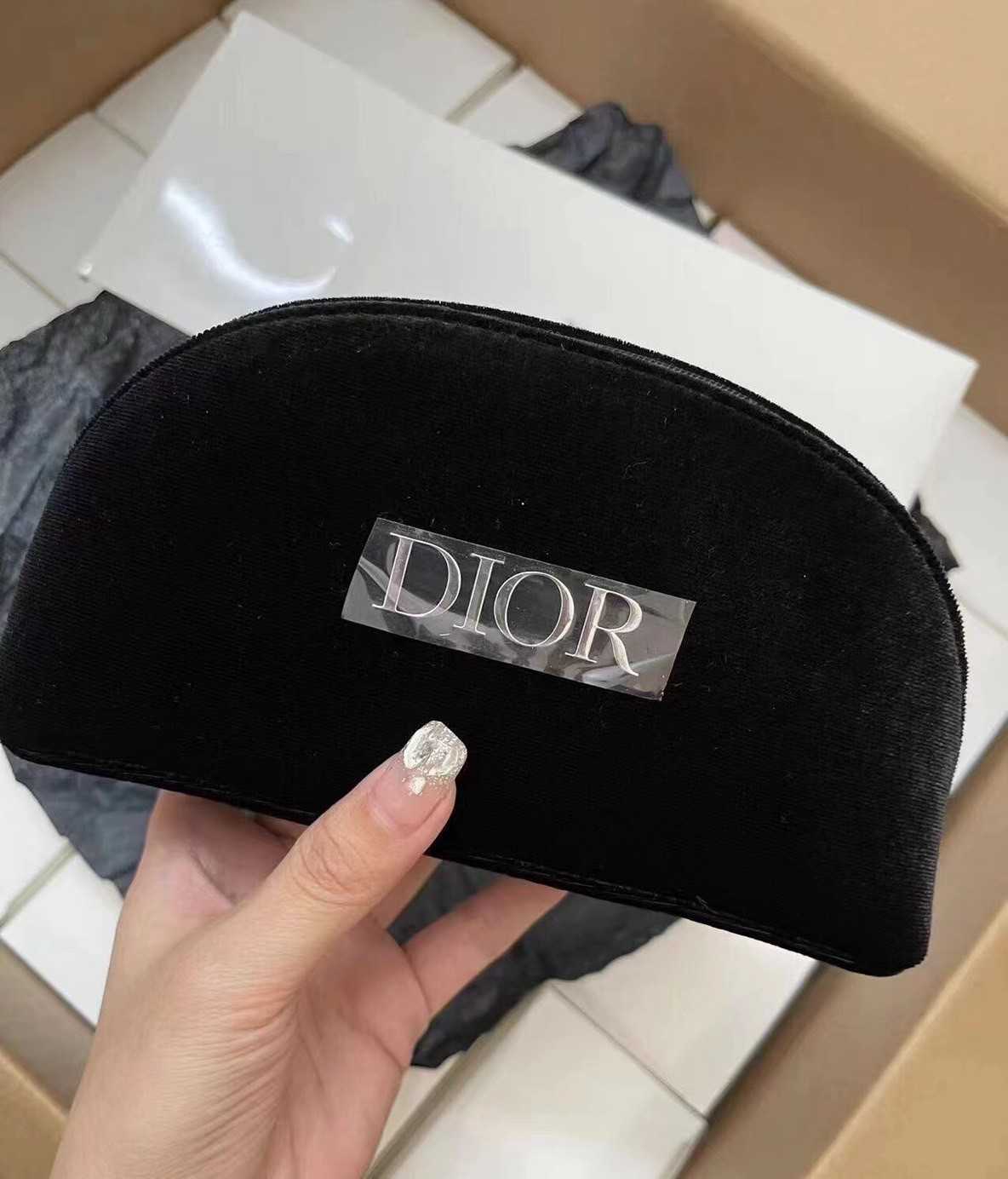Dior Velvet Pouch Bag กระเป๋ากำมะหยี่ ใบยาว ทรงโค้ง