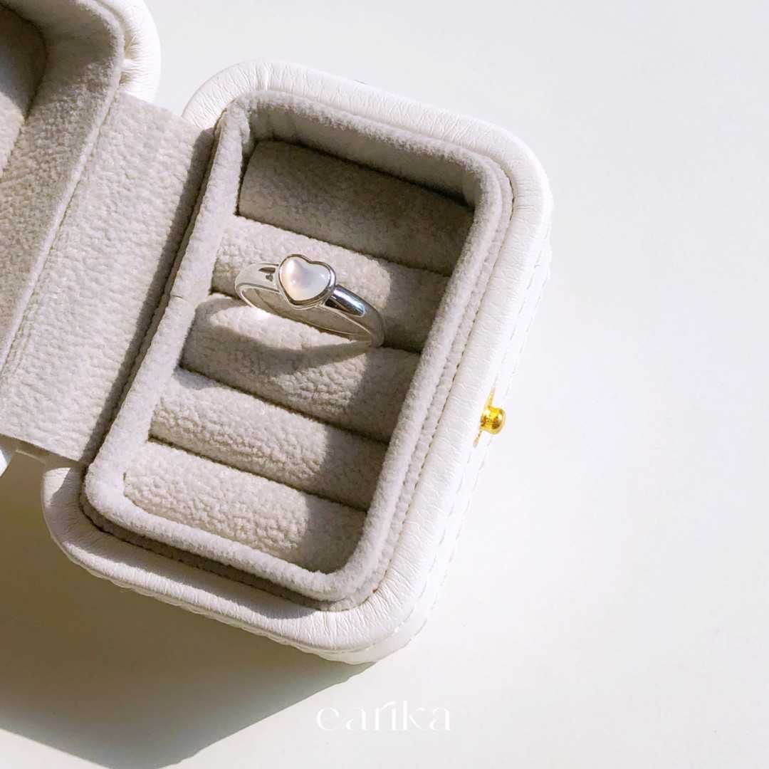 earika.earrings - seashell soul ring แหวนเรียบจี้หัวใจขาวมุกเงินแท้ ฟรีไซส์ปรับขนาดได้