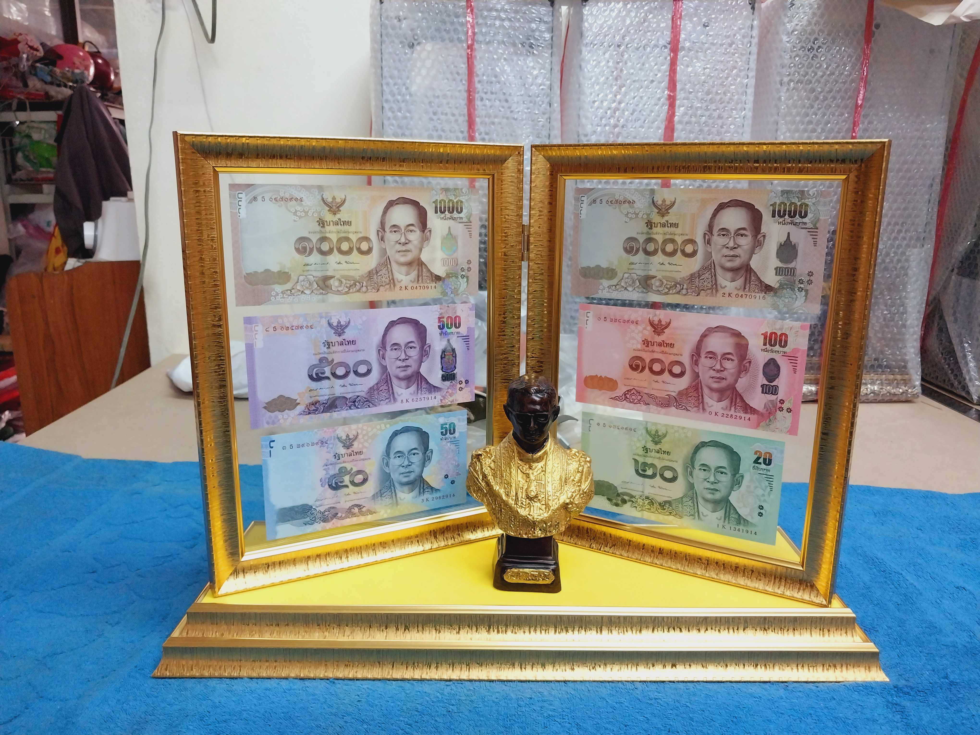 กรอบรูปบานพับ ฐานตั้งพร้อมองค์เรซิ่นในหลวงรัชกาลที่ 9