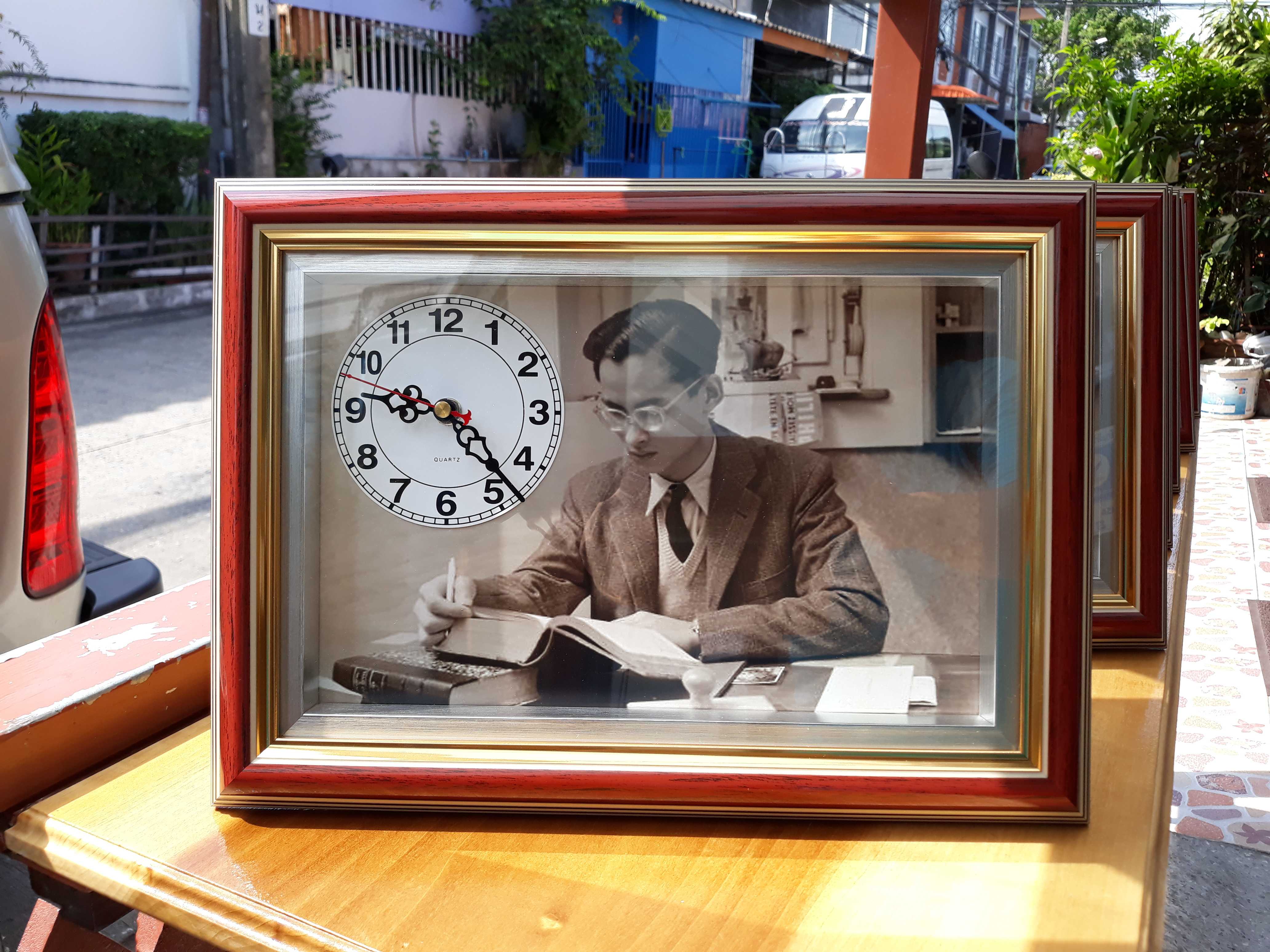 กรอบรูปนาฬิกาสีโอ๊ก ขนาดภายนอก 10.5x14.5 นิ้ว