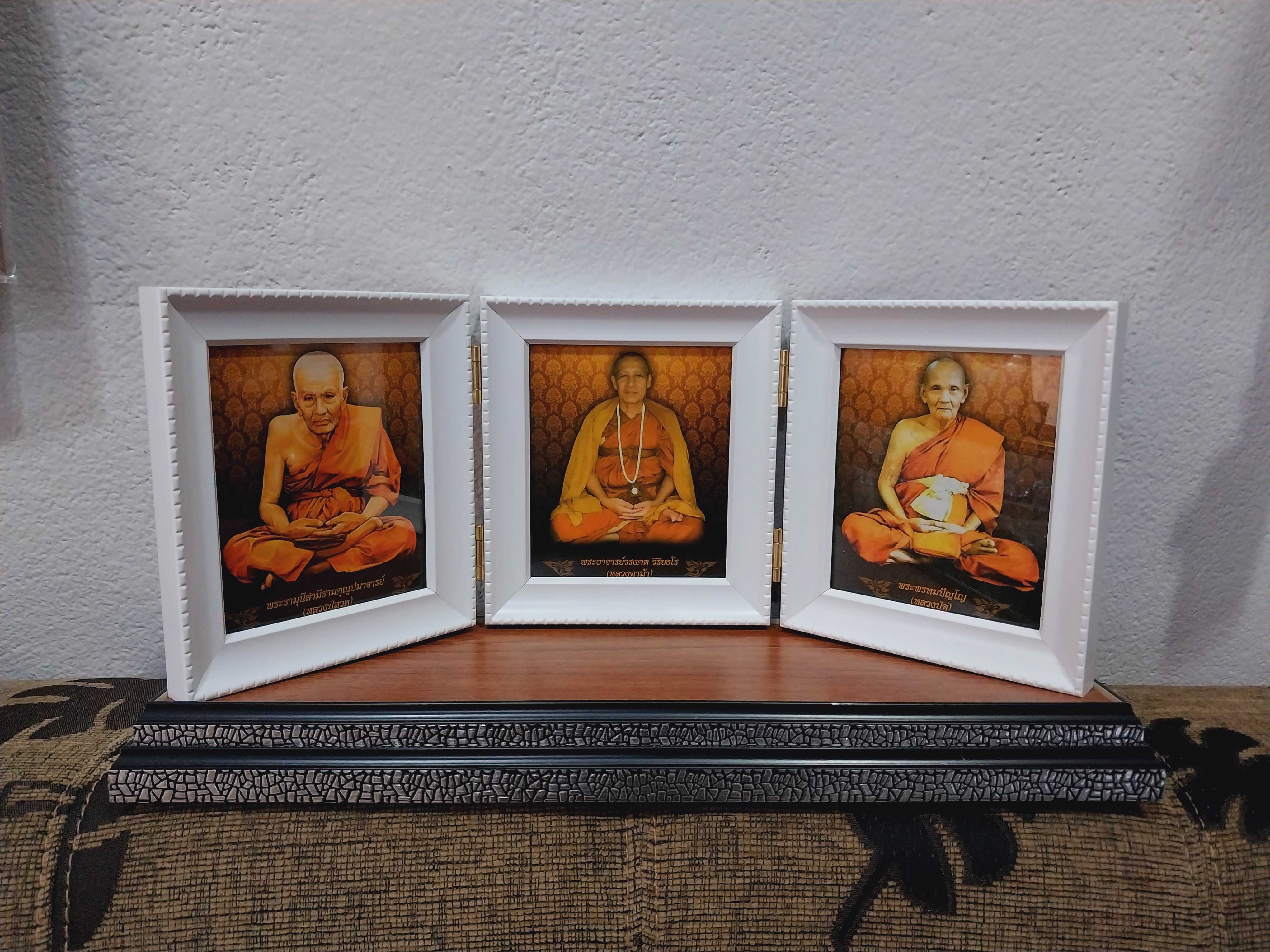 กรอบรูป 3 บานพับ 4×6 นิ้ว ฐานตั้ง ไม้สีขาว 1 นิ้วและสีดำลายหินแกรนิต พร้อมภาพถ่าย 4×6 นิ้ว