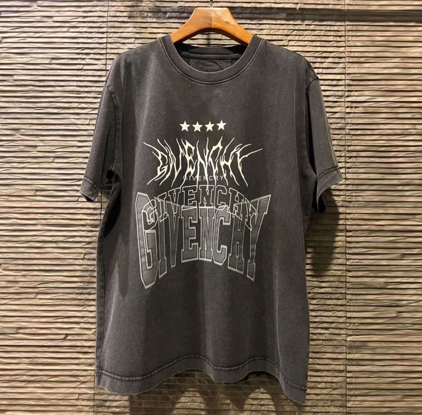 GIVENCHY AND STAR EMBROIDERED LOGO AND PRINT VINTAGE T-SHIRT เสื้อยืดคอกลมแขนสั้น แบรนด์จิวองชี่