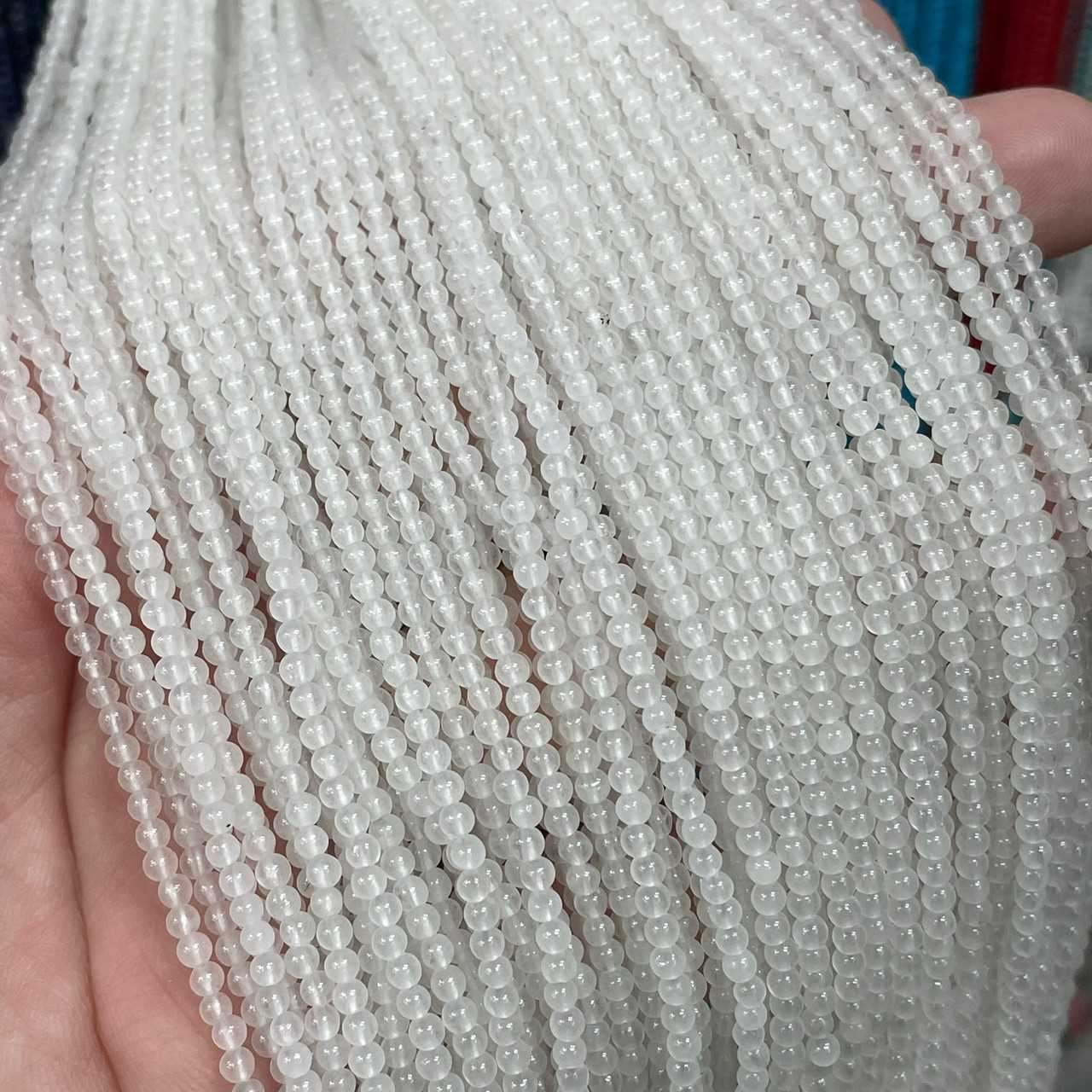 หยกขาว (White Jade) ขนาด 2 mm ทรงกลม เส้นยาว