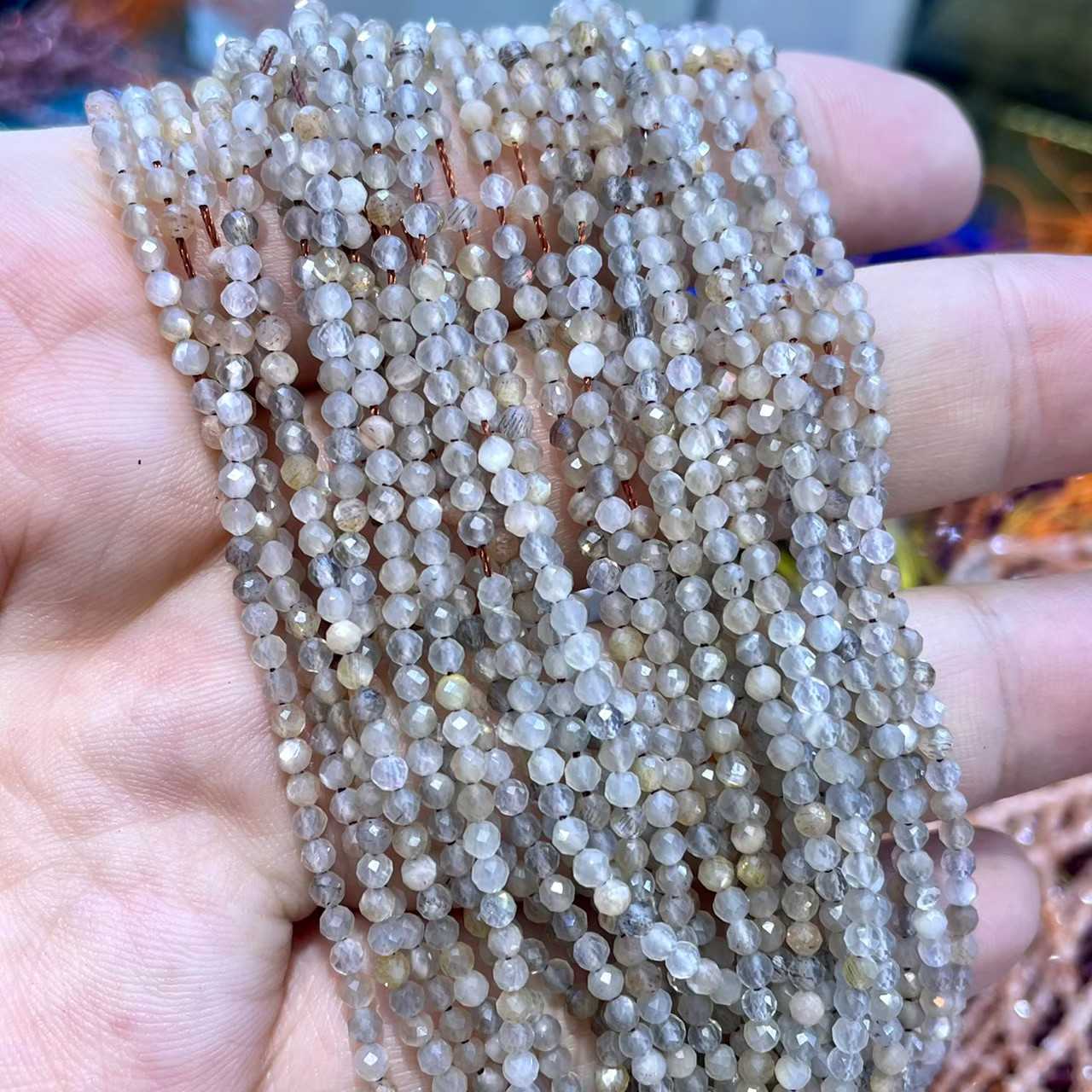 ซันสโตน โทนเทา (Gray Sunstone) 2 mm เจียเหลี่ยม เส้นยาว
