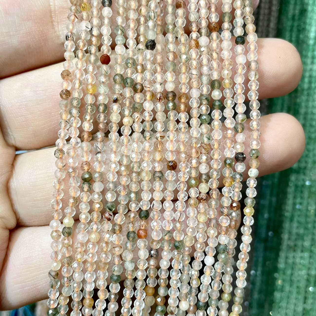 ไหมรวมสี (Mix Rutile Quartz) 2 mm เจียเหลี่ยม เส้นยาว