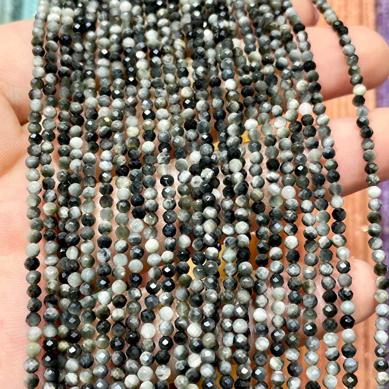 ตาเหยี่ยว (Hawk's Eye stone) 2 mm เจียเหลี่ยม เส้นยาว