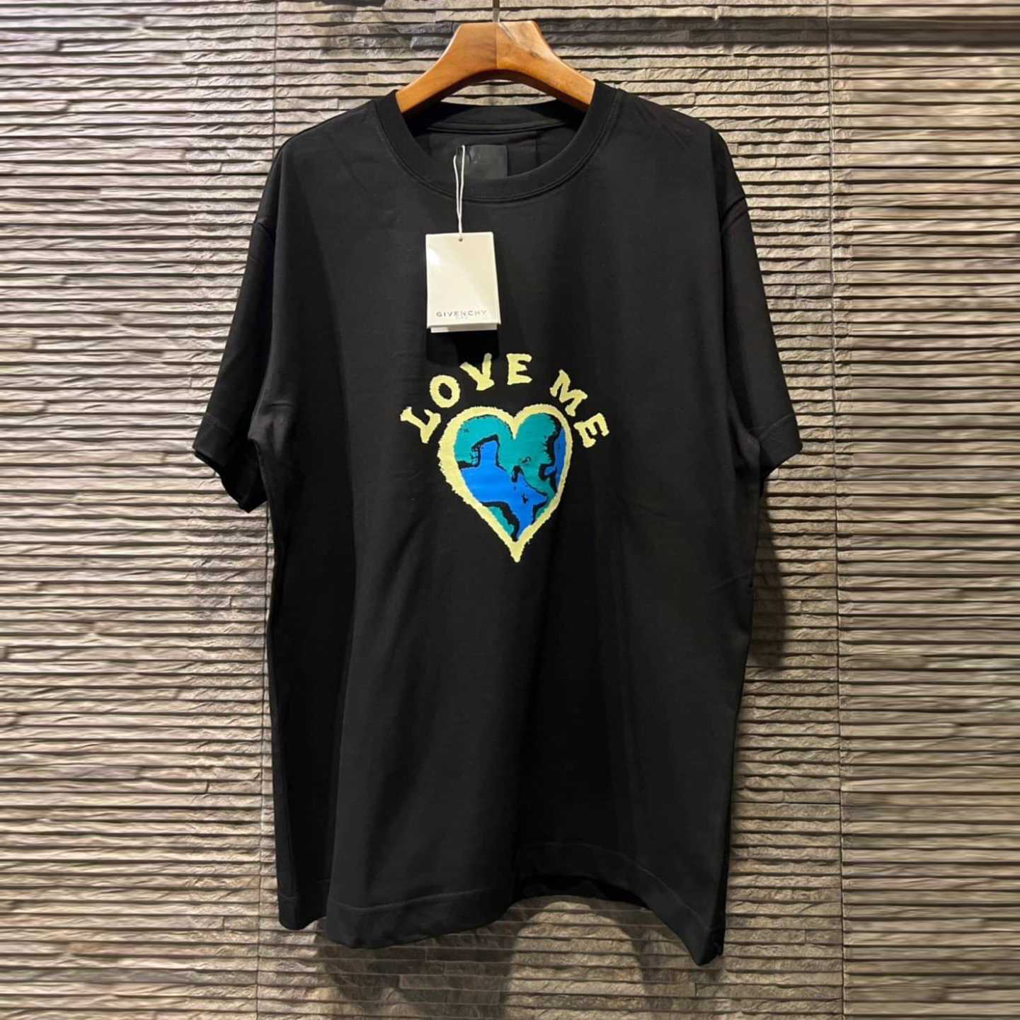 GIVENCHY LOVE ME PRINTED COTTON-JERSEY T-SHIRT BLACK เสื้อยืดคอกลมแขนสั้น แบรนด์จิวองชี่
