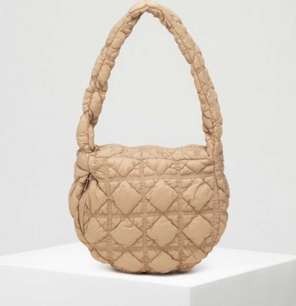 Carlyn Bag - Soft M Beige (พร้อมส่งจากทางแบรนด์)