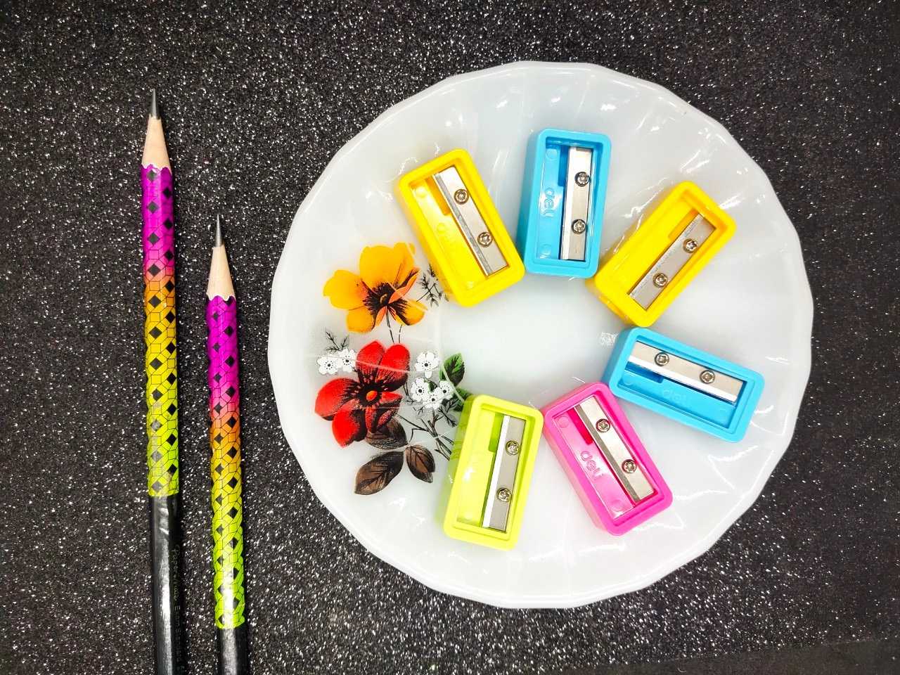 Deli กบเหลาดินสอสีนีออน แบบพกพา (คละสี 1 ชิ้น) รุ่น H556 Pencil Sharpener --