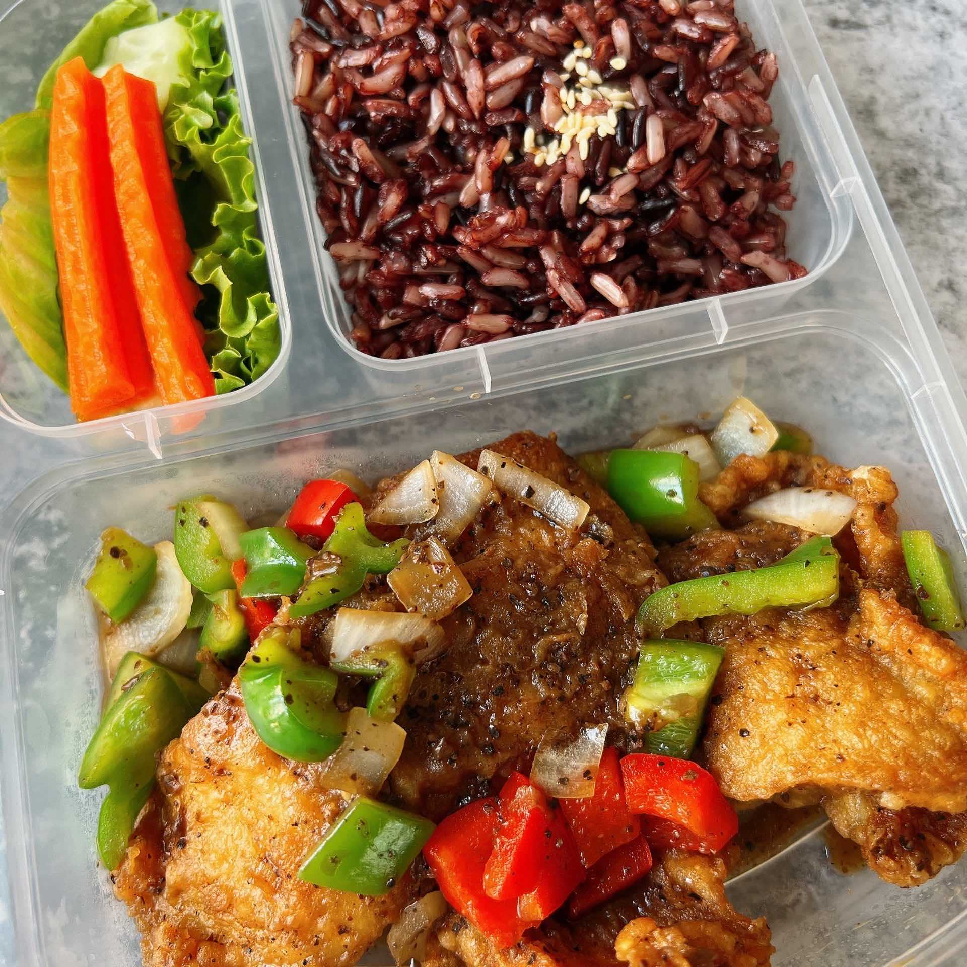 ข้าวเนื้อปลาผัดพริกไทยดำ - Stir-fried Black Pepper Tilapia with rice