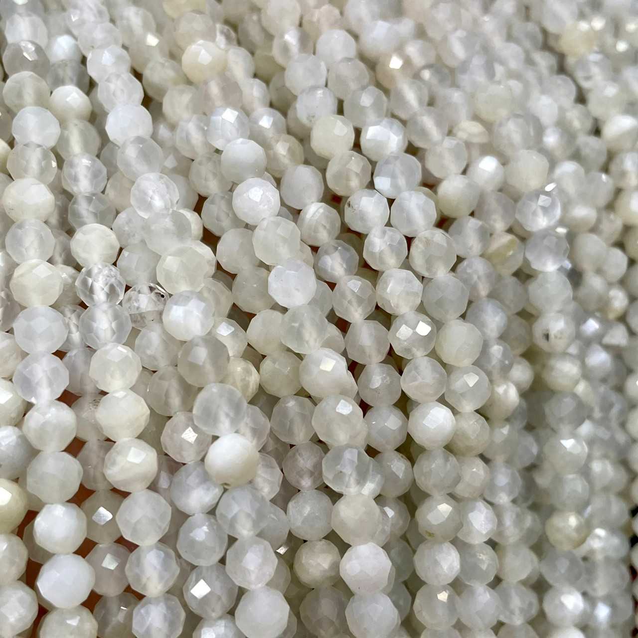 มูนสโตน (Moonstone) 6 mm เจีย เส้นยาว