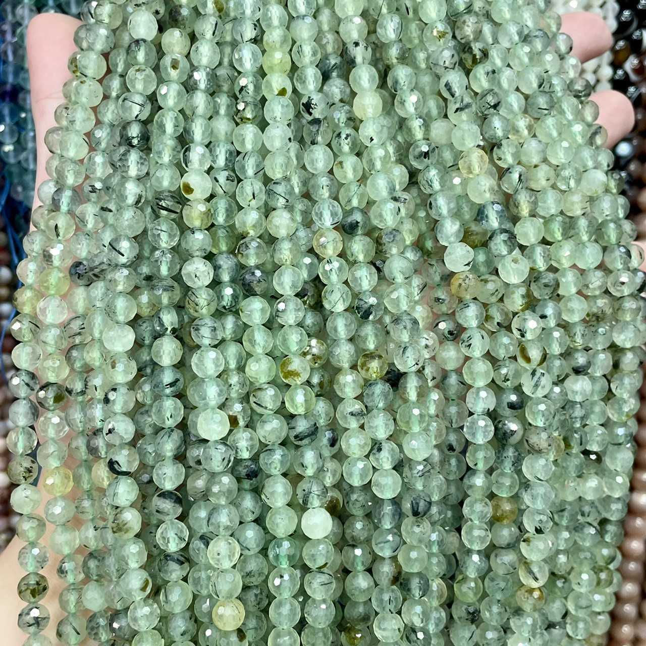 พีไนท์ / ไหมเขียว (Prehnite) 6 mm เจียเหลี่ยม เส้นยาว