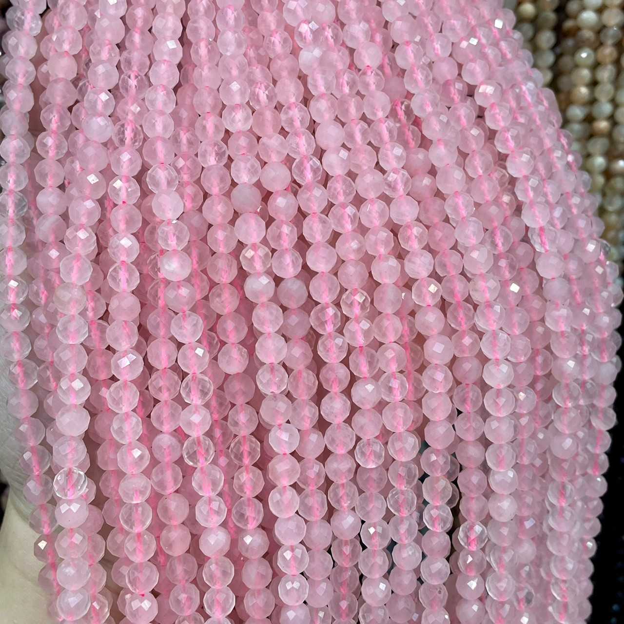 โรสควอตซ์ (Rose Quartz) 6 mm เจียเหลี่ยม เส้นยาว