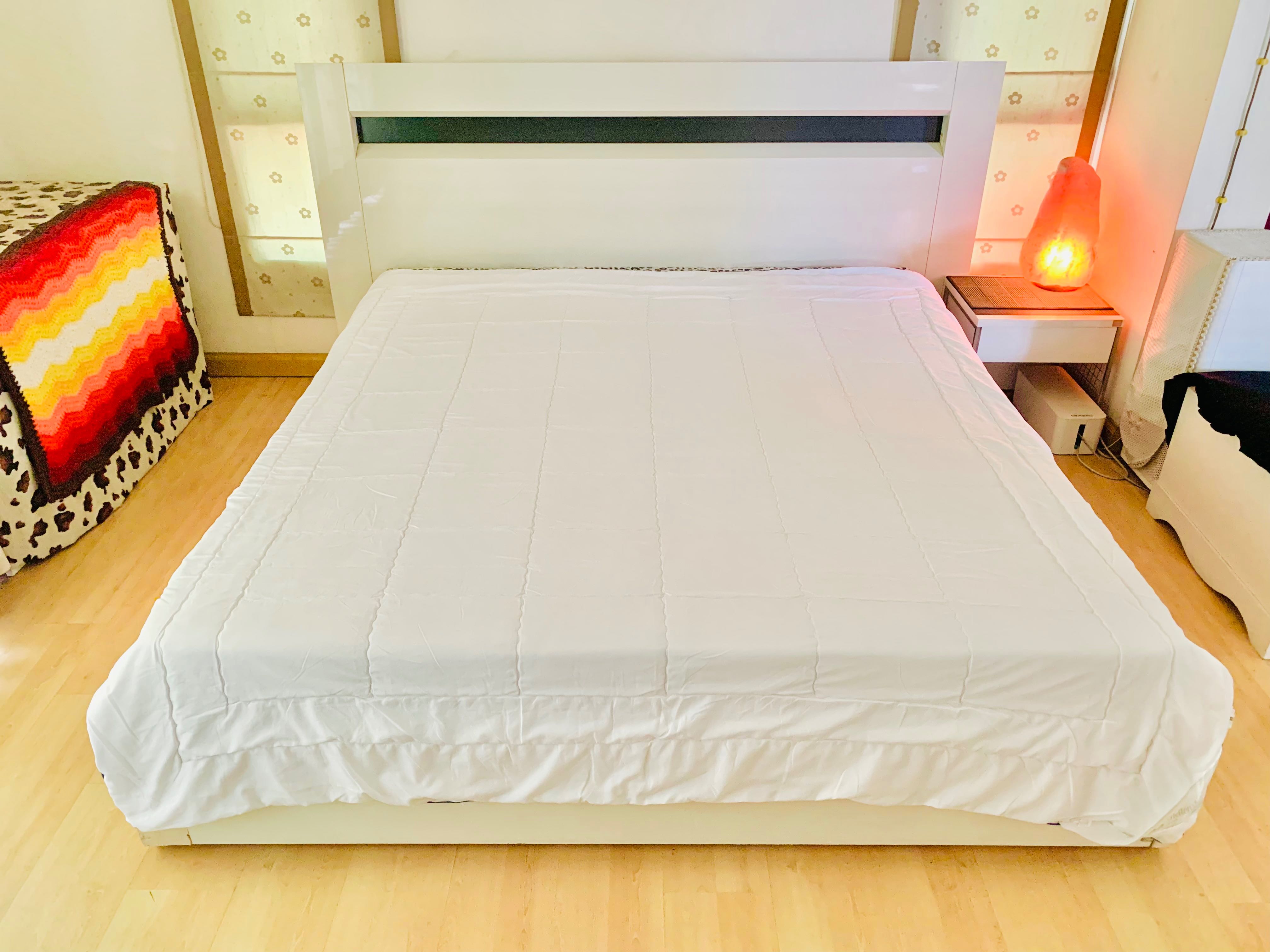 ผ้านวม หรือไส้ผ้านวม (แบบบาง) ขนาด 6.5-7ฟุต สีขาวปักลายตารางทั้งผืนขลิบขอบฟ้า ยี่ห้อ HELLENSTEIN