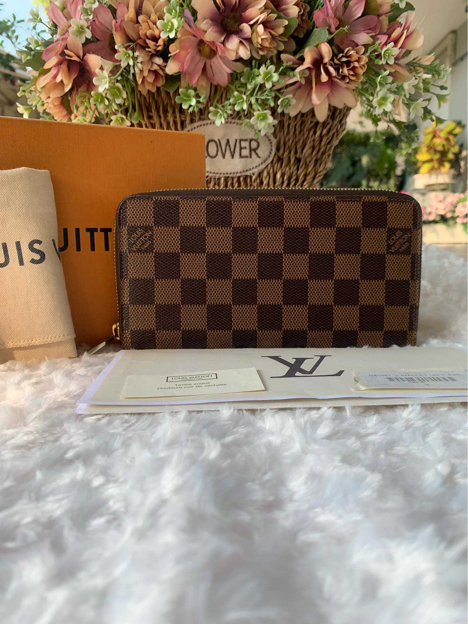 กระเป๋าสตางค์ LV Zippy Damier Ebene 